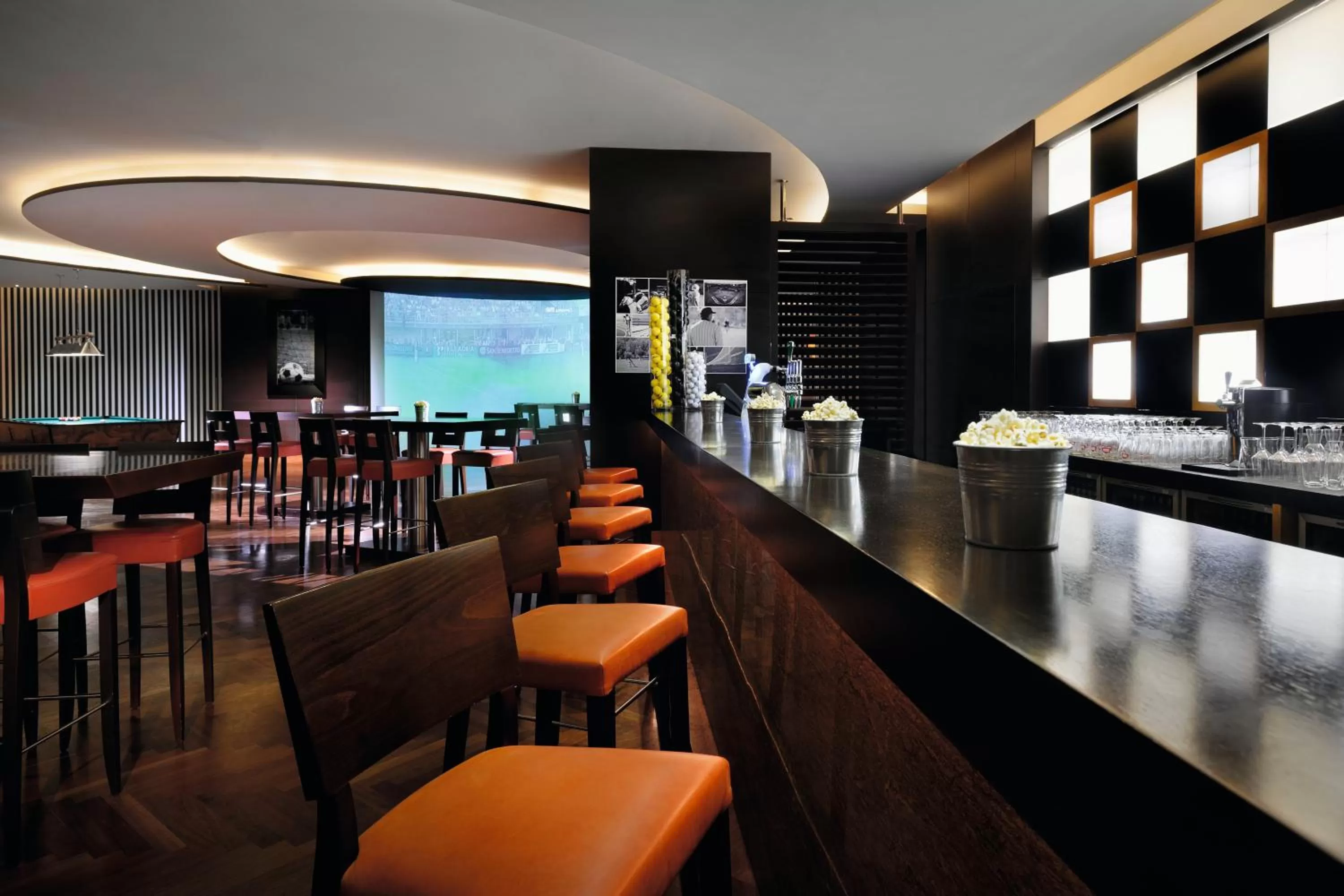 Lounge or bar in Mövenpick Hotel Jumeirah Beach