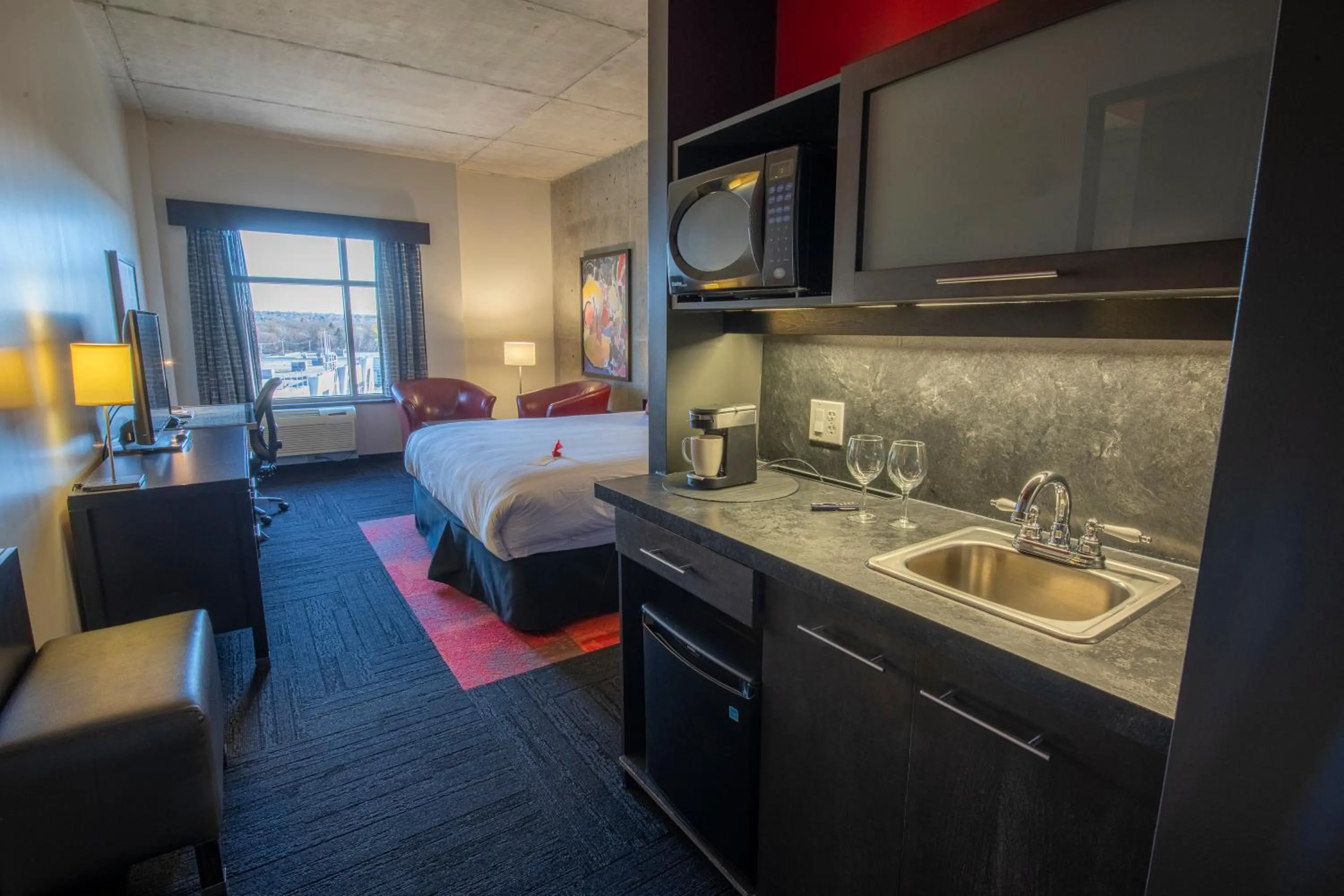 Living room, Bed in Grand Times Hotel – Aeroport de Quebec