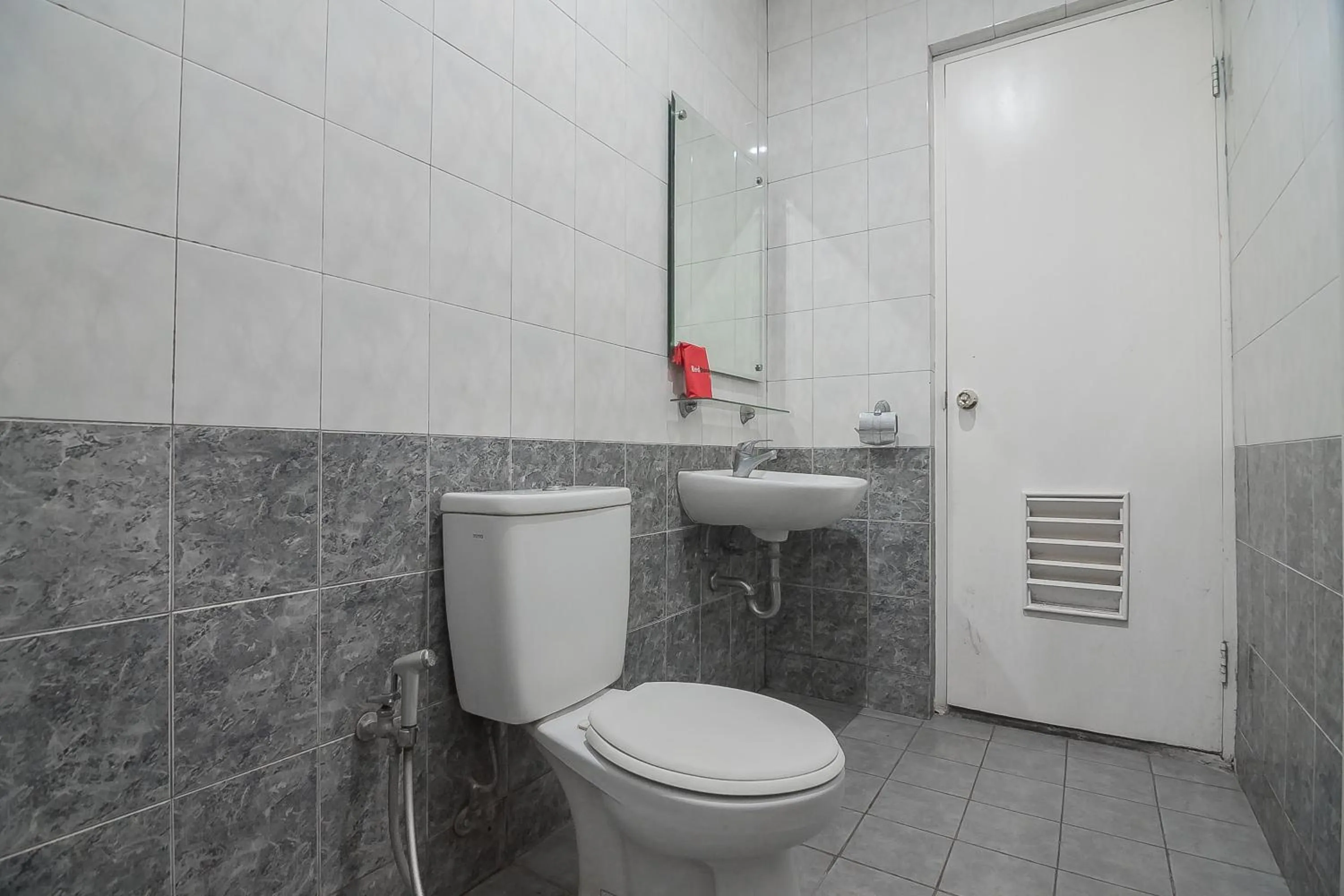 Bathroom in RedDoorz at Amellia Pasteur Bandung