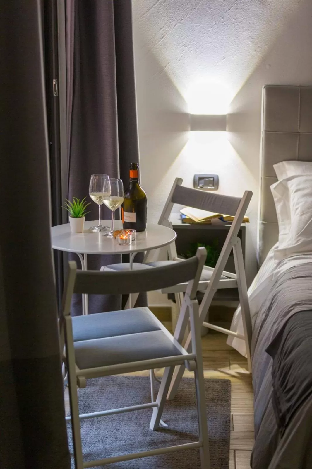 Dining area, Bed in ETNEA 208 LUXURY JACUZZI SUITE Catania