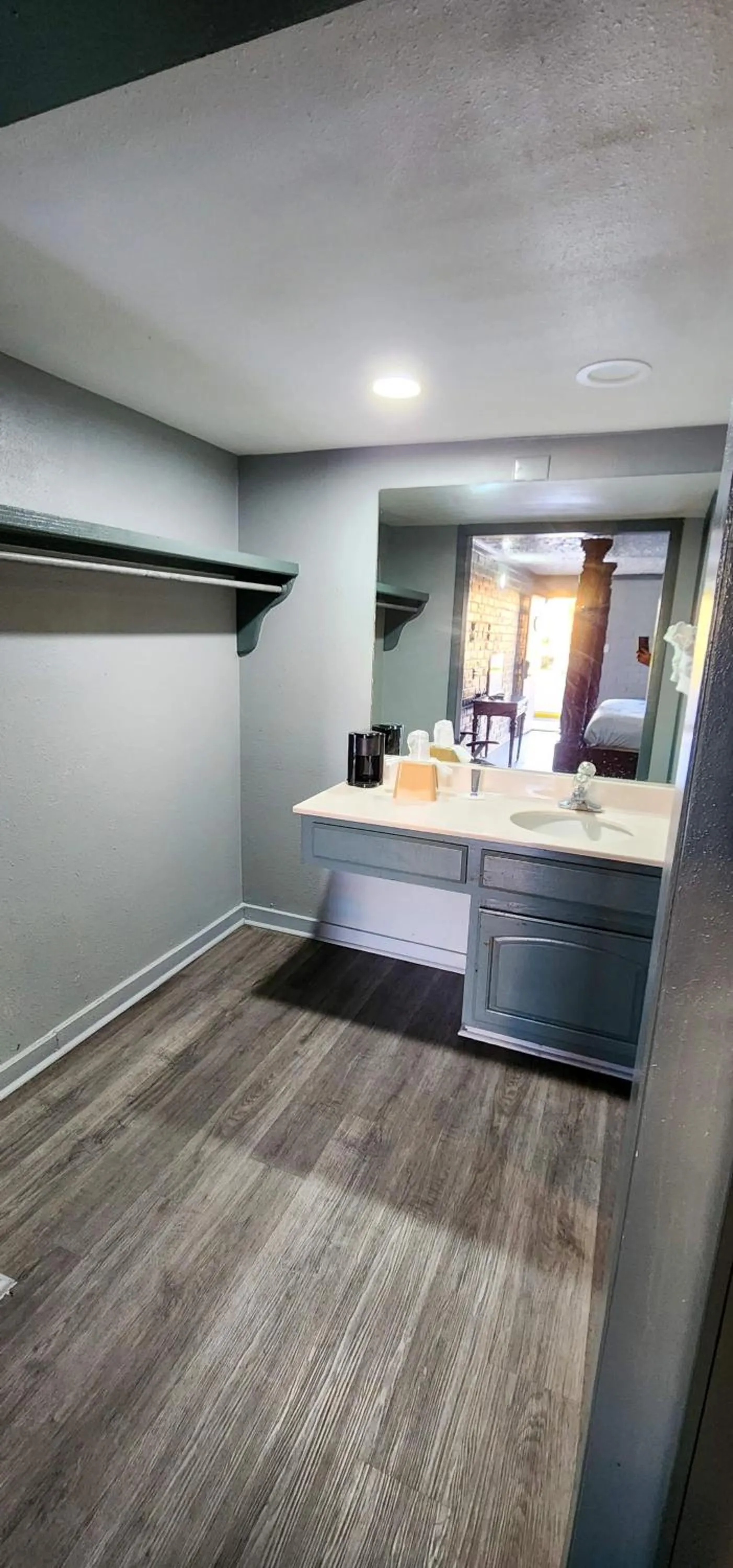 Bathroom, Bed in Stratford Inn Tyler