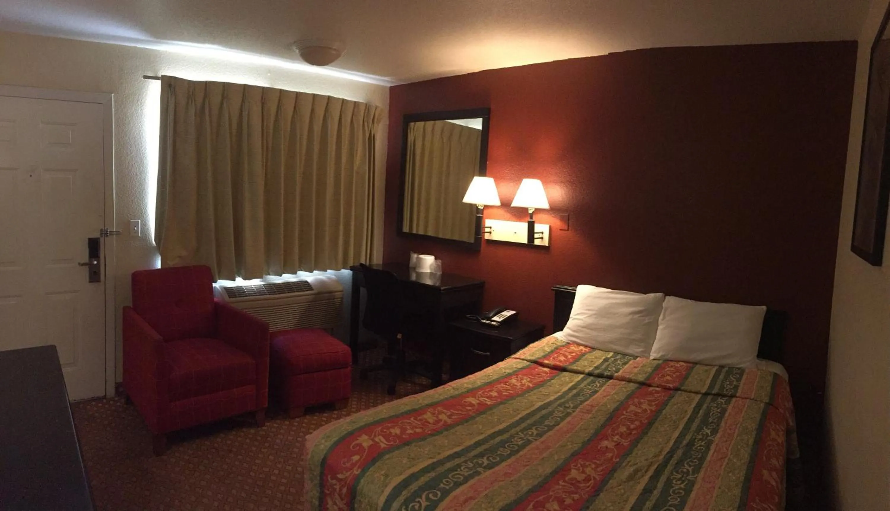 Bed in Hilltop Inn & Suites