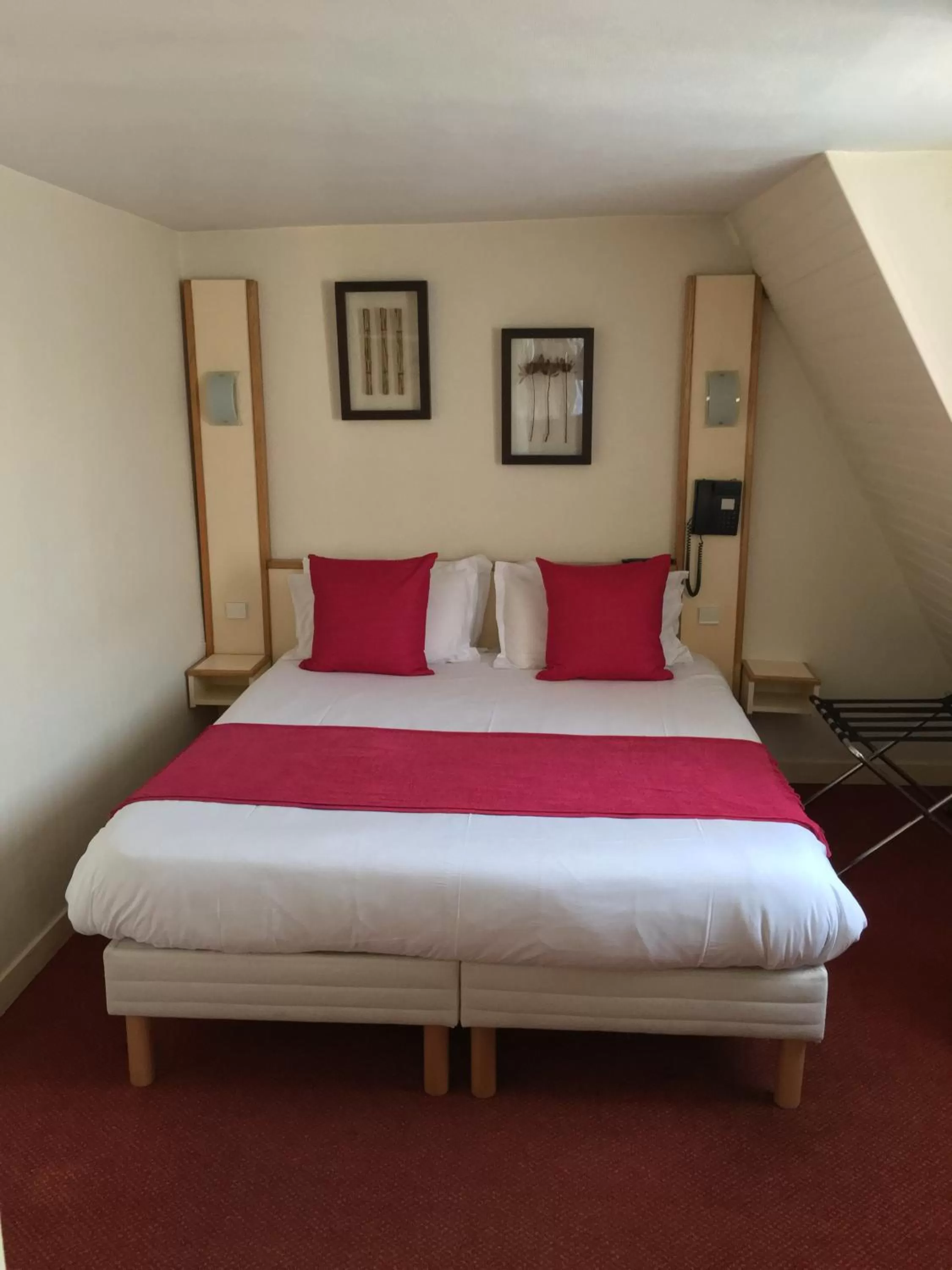 Photo of the whole room, Bed in Hotel Antin St Georges