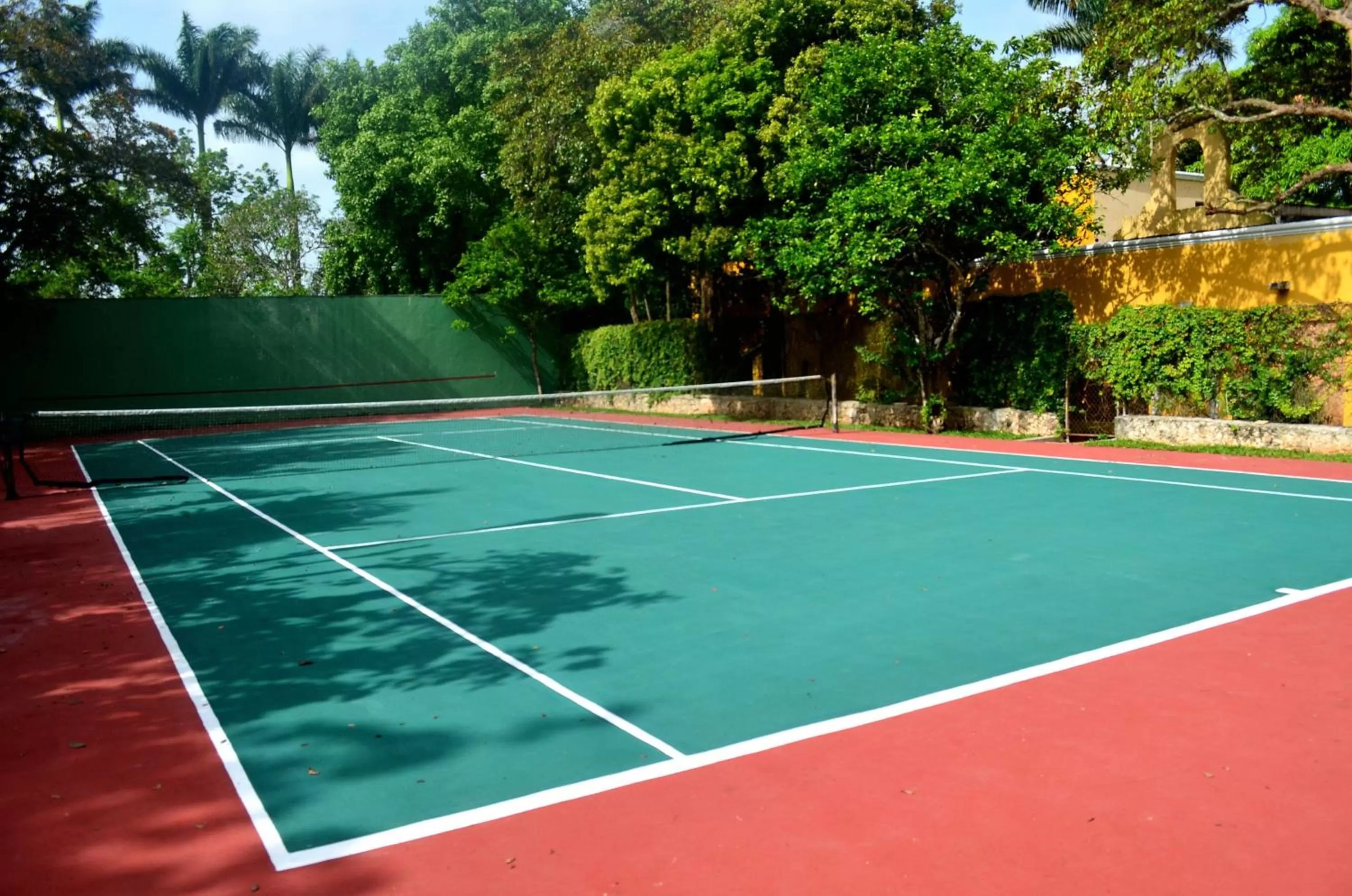 Tennis court in Ecotel Quinta Regia
