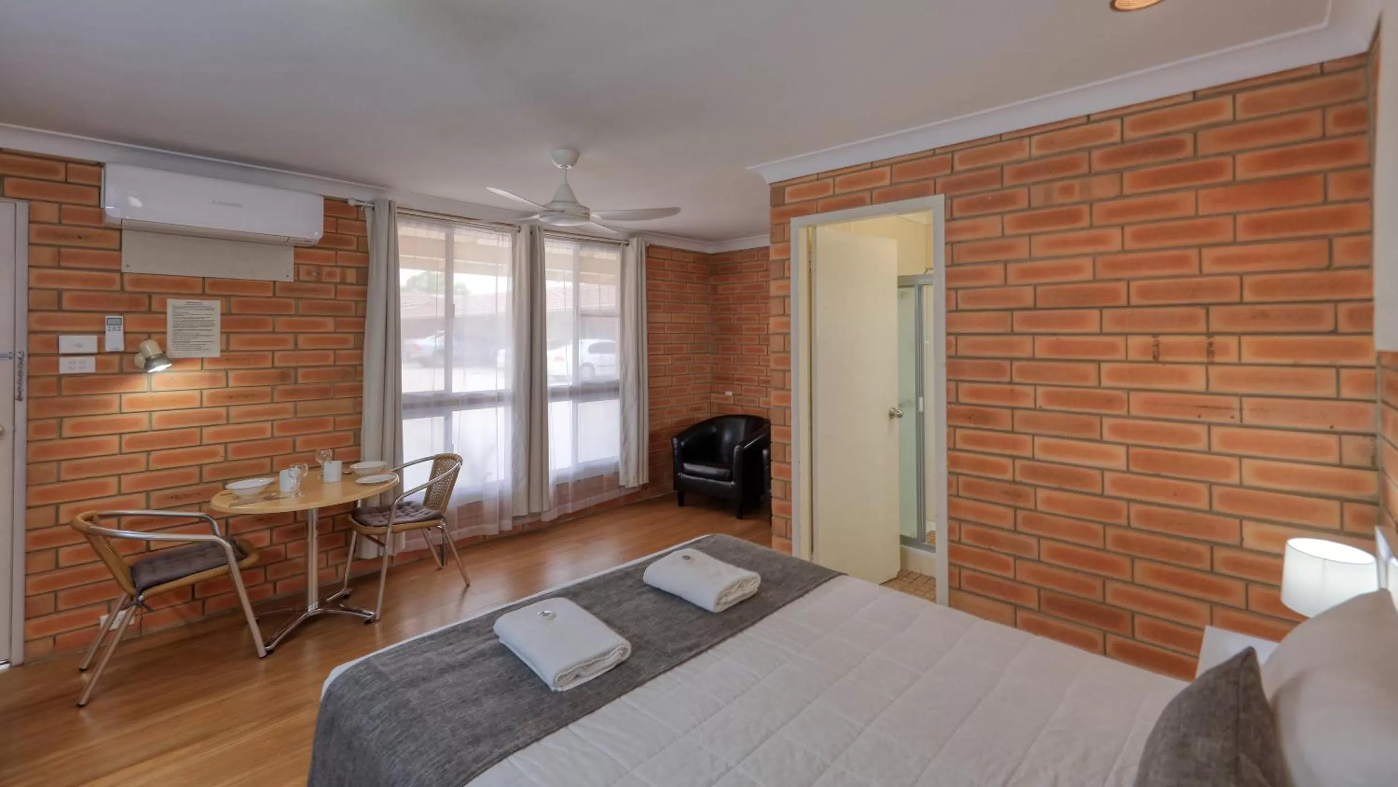 Bed in Gunsynd Motor Inn