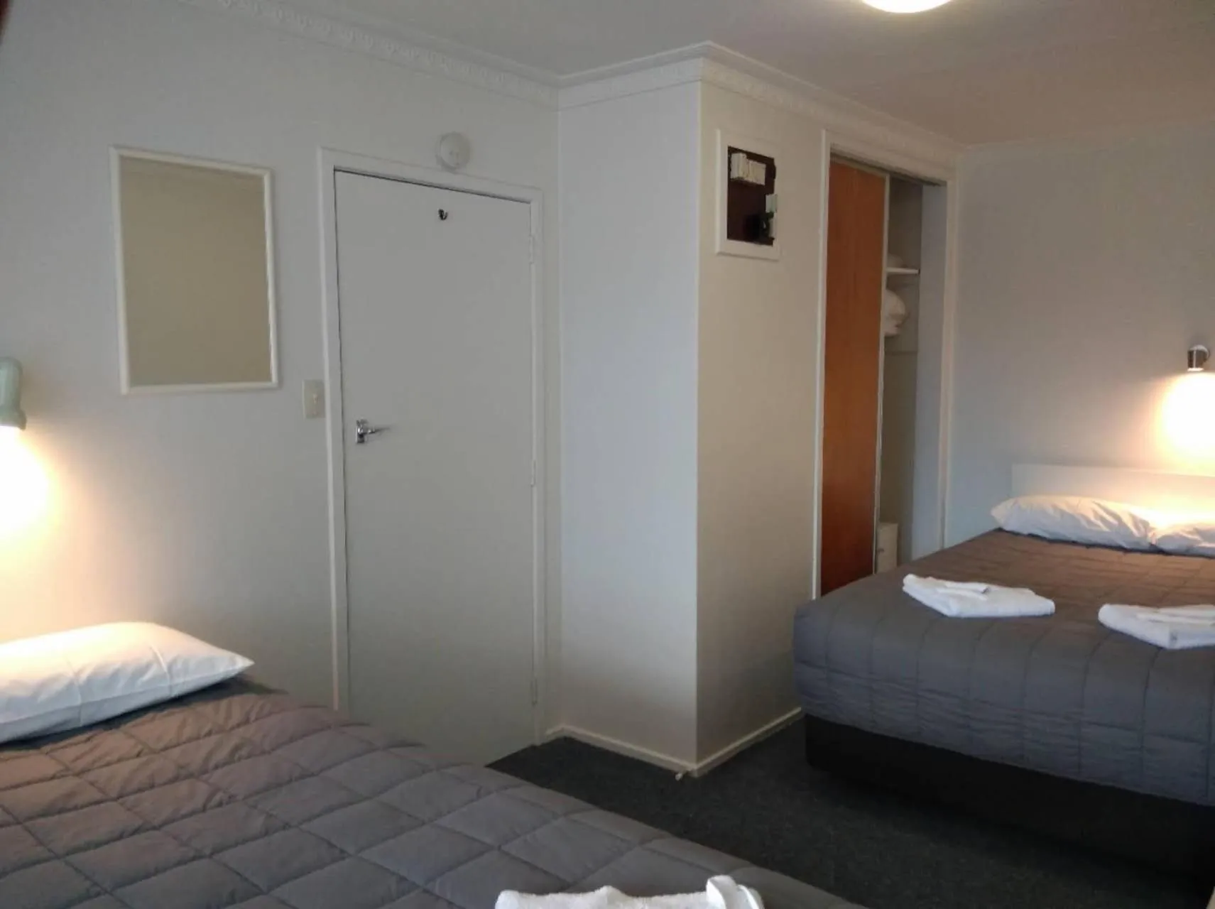 Bed in Queens Park Motels