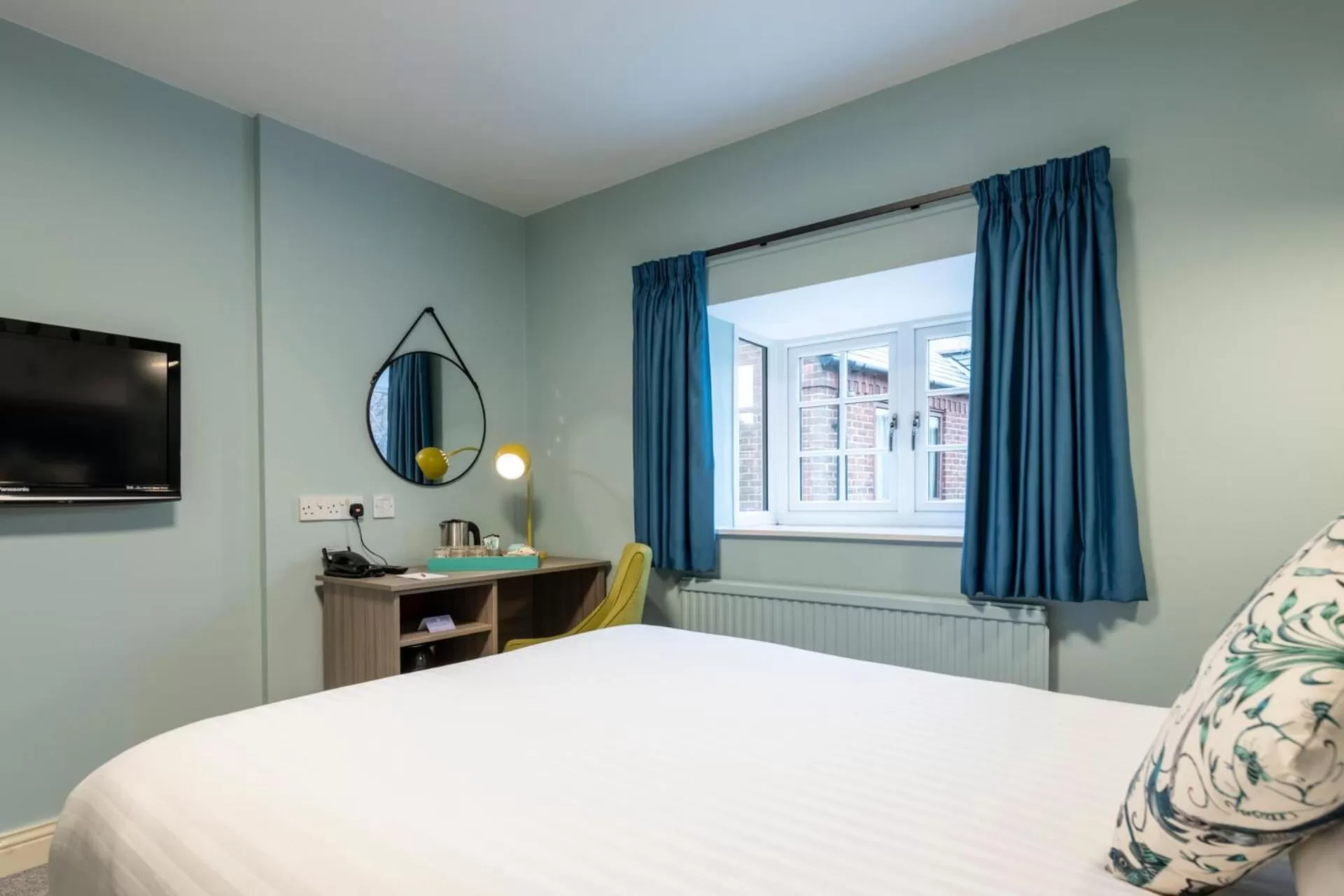 Bedroom, Bed in Wisteria Hotel