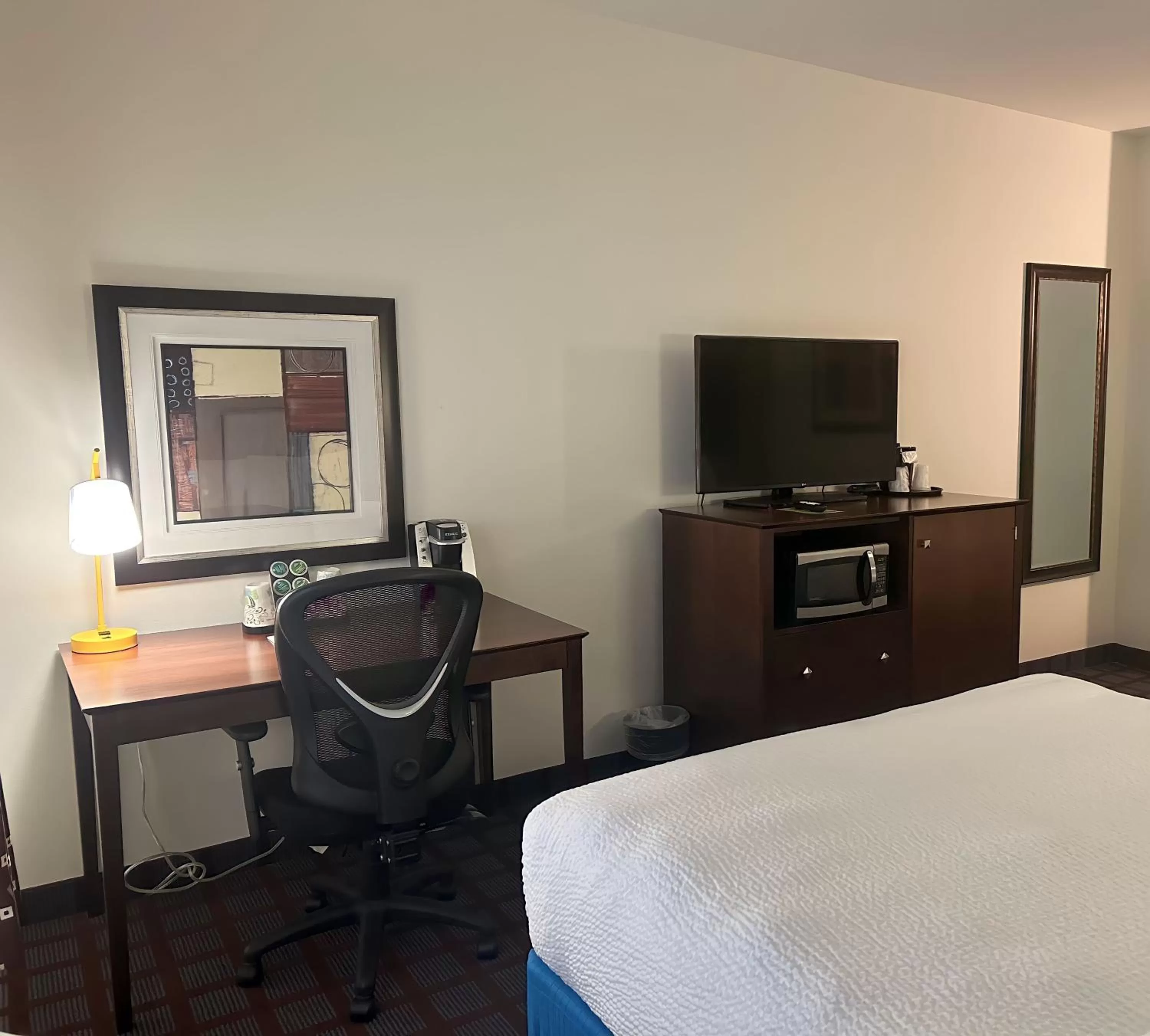 hair dresser, Bed in La Quinta by Wyndham Bozeman