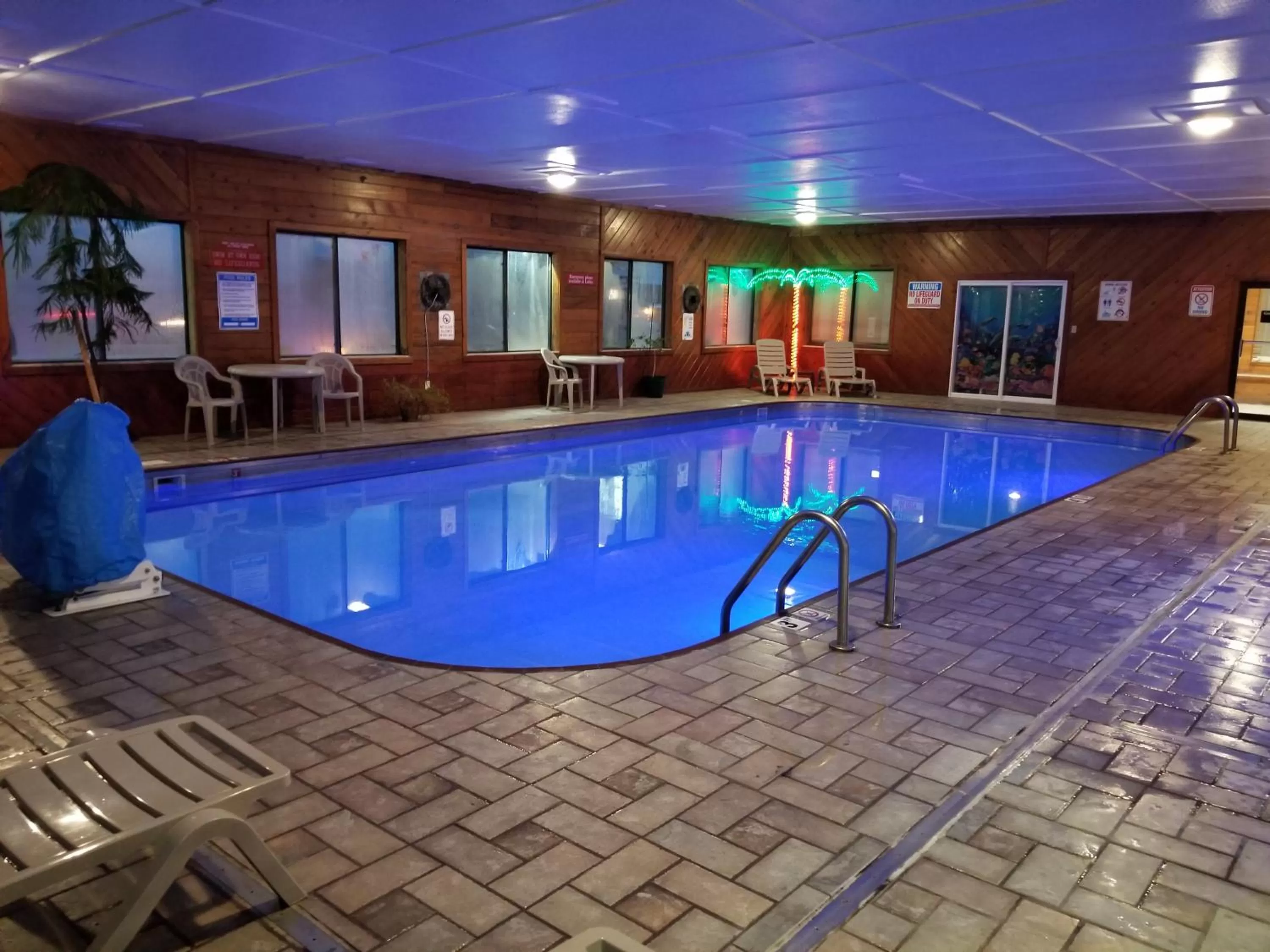 Swimming pool in Super 8 by Wyndham Ottumwa
