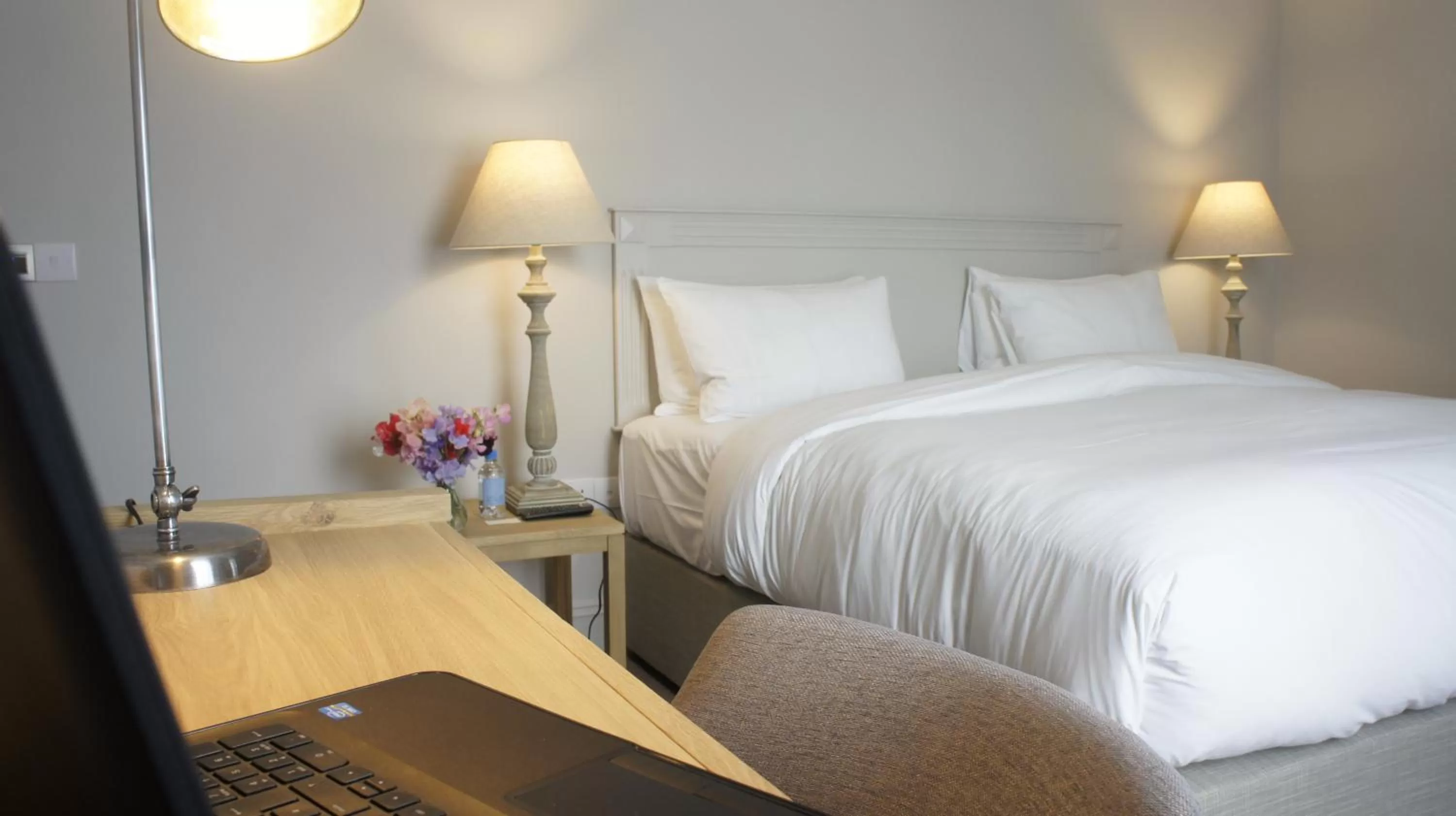 Bedroom, Bed in Abergavenny Hotel