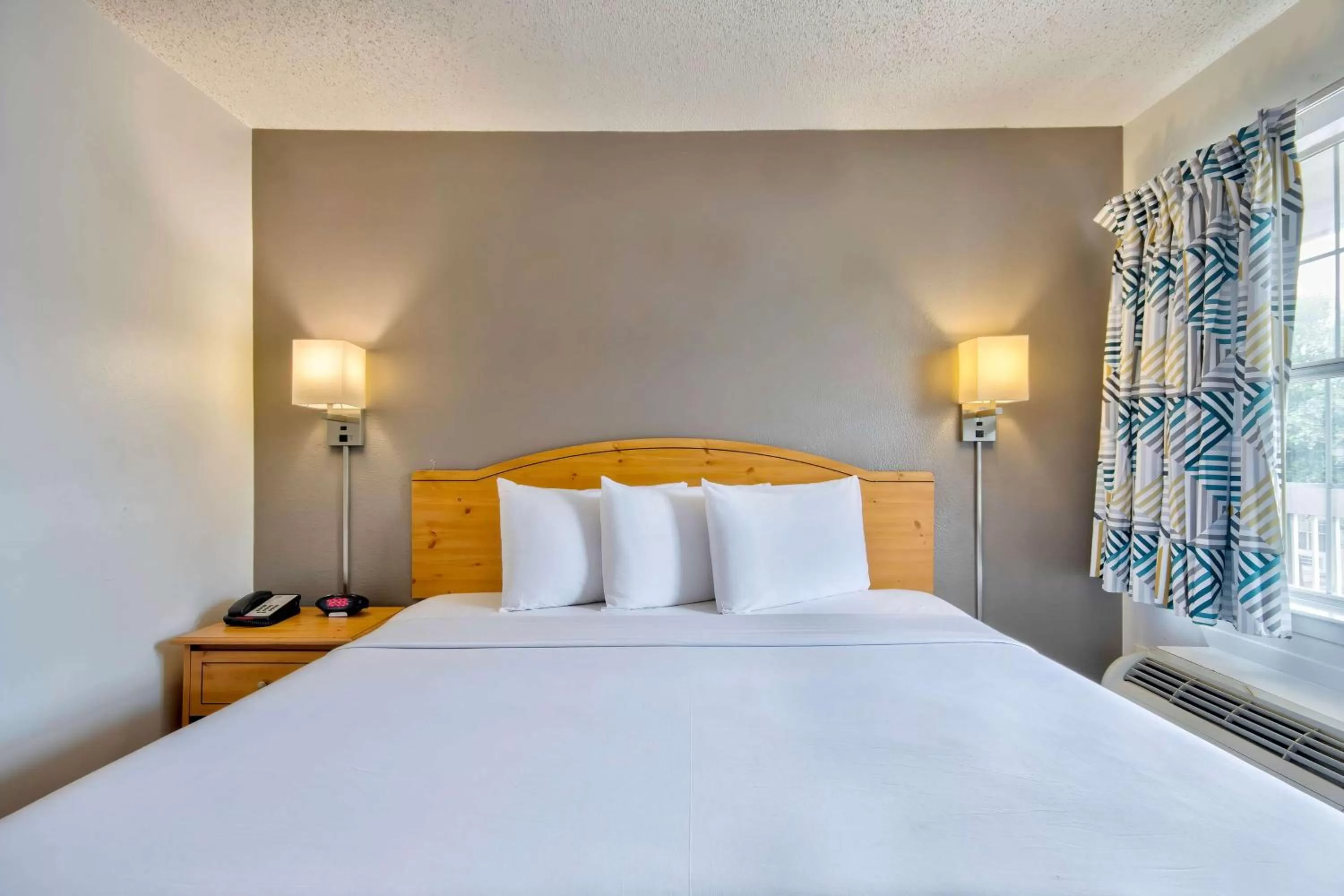 Bedroom, Bed in Studio 6-San Antonio, TX - Six Flags