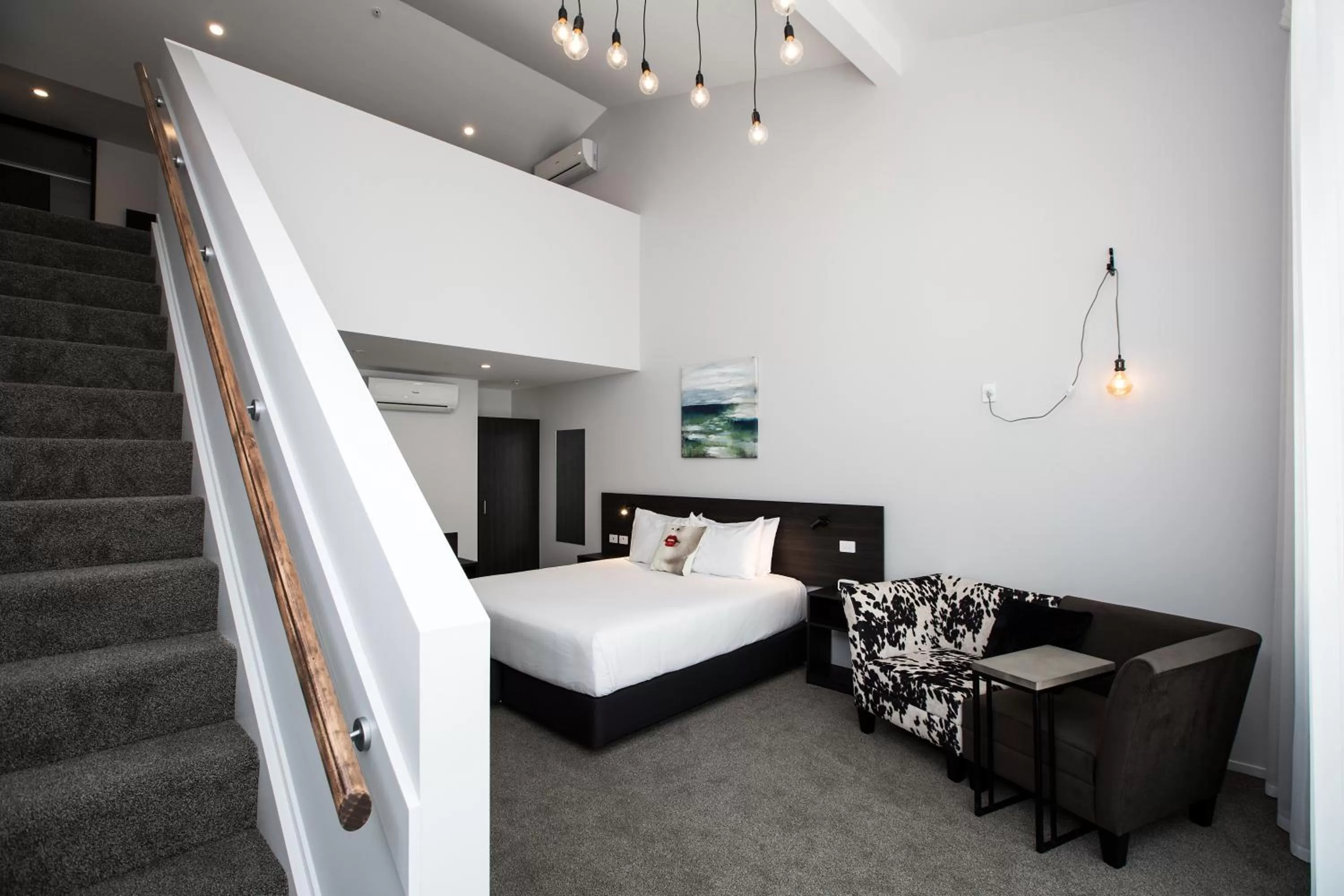 Dining area, Bed in The Metrotel