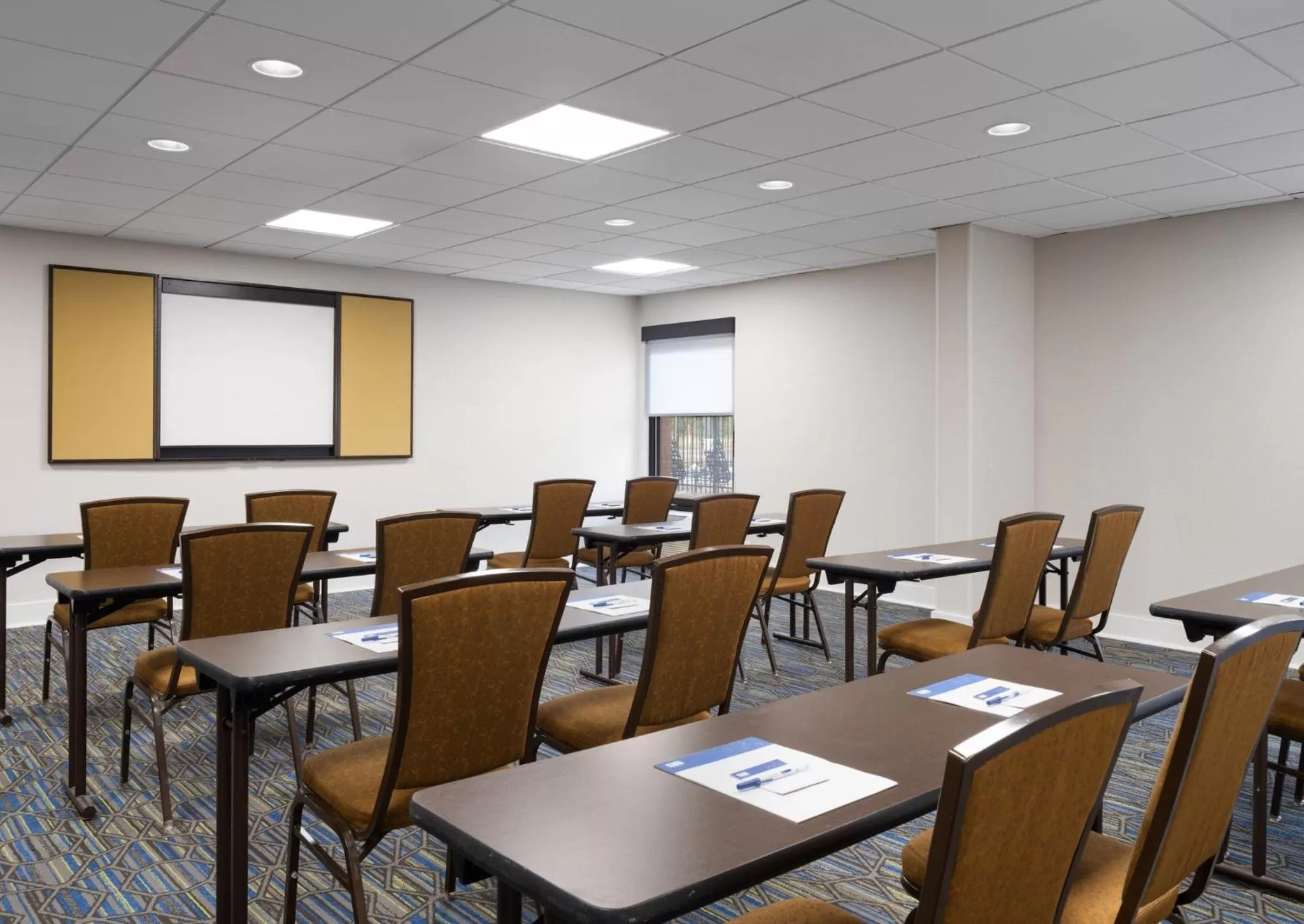 Meeting/conference room in Holiday Inn Express Indianapolis Airport by IHG