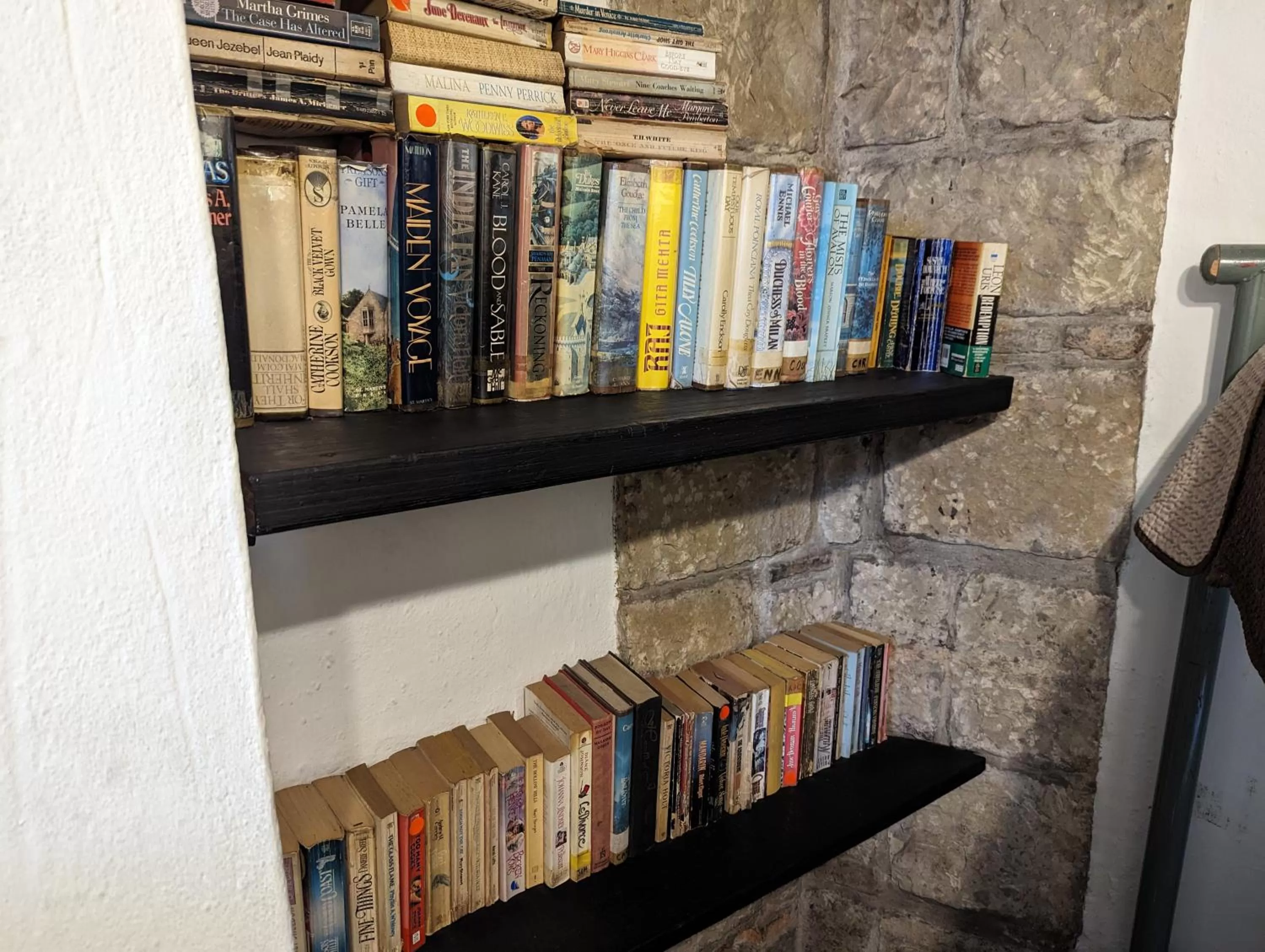 Library in Posada Cafe La Huerta