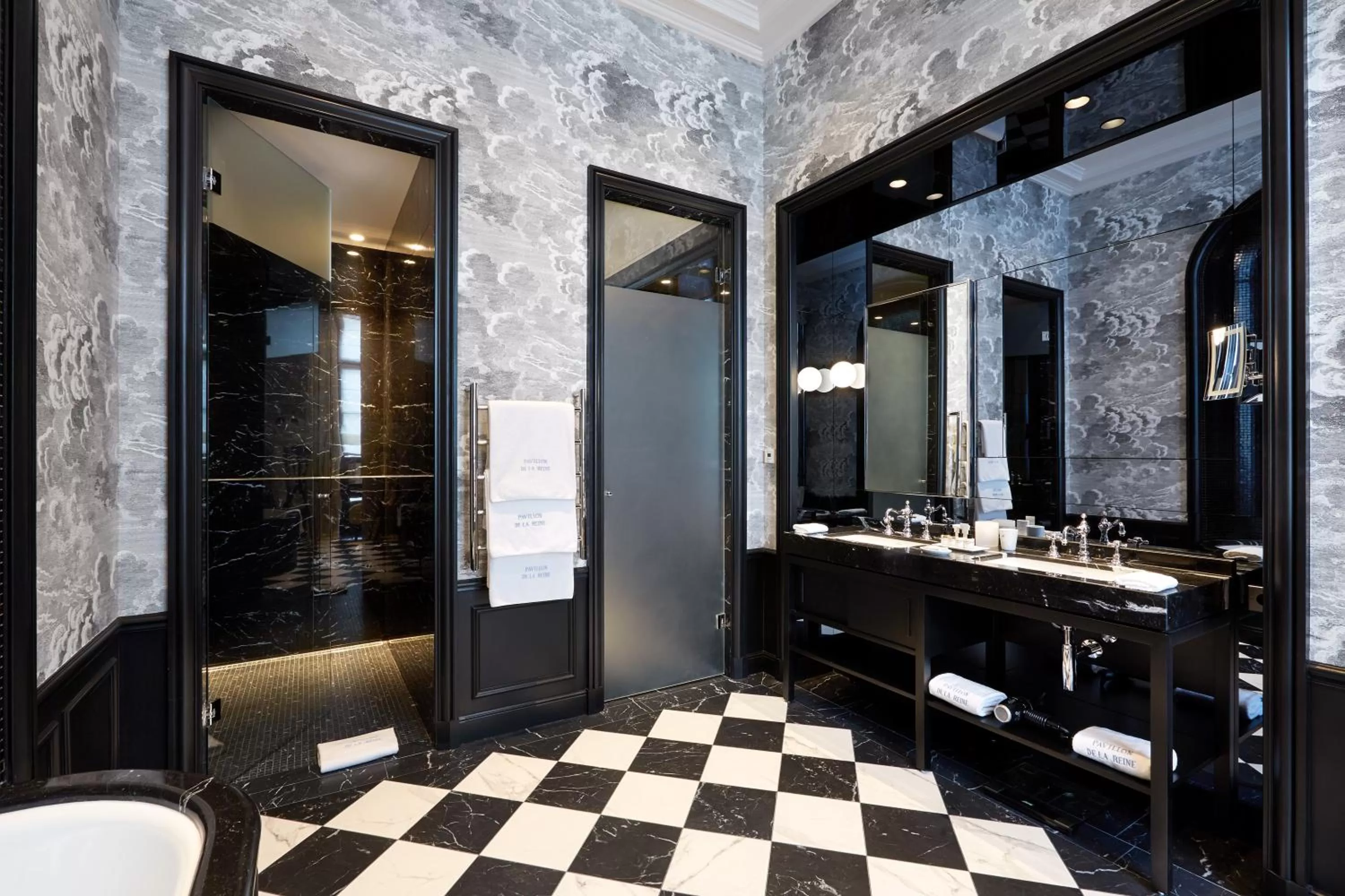 Bathroom in Le Pavillon de la Reine & Spa, Place des Vosges