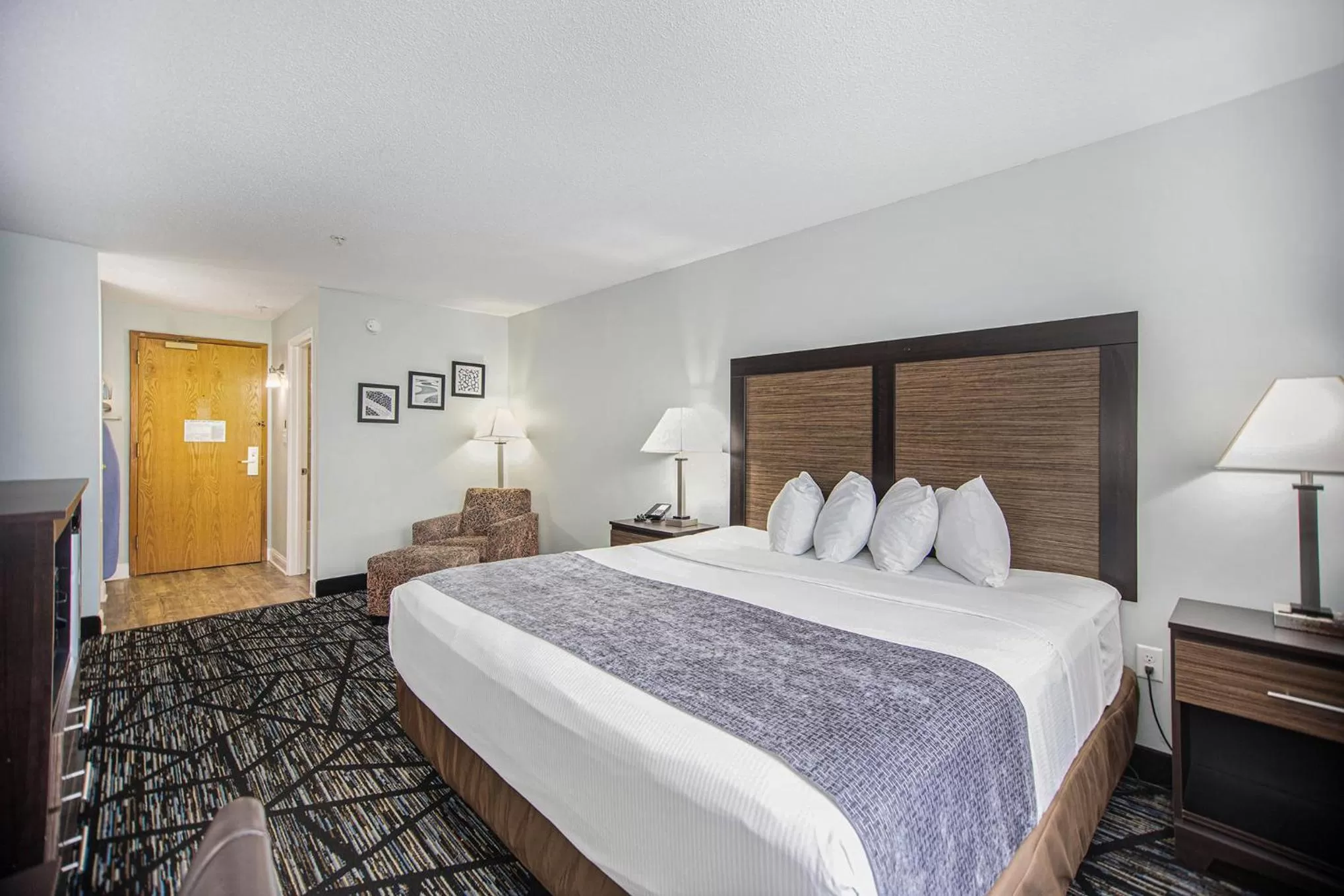 Photo of the whole room, Bed in Baymont by Wyndham Grand Haven