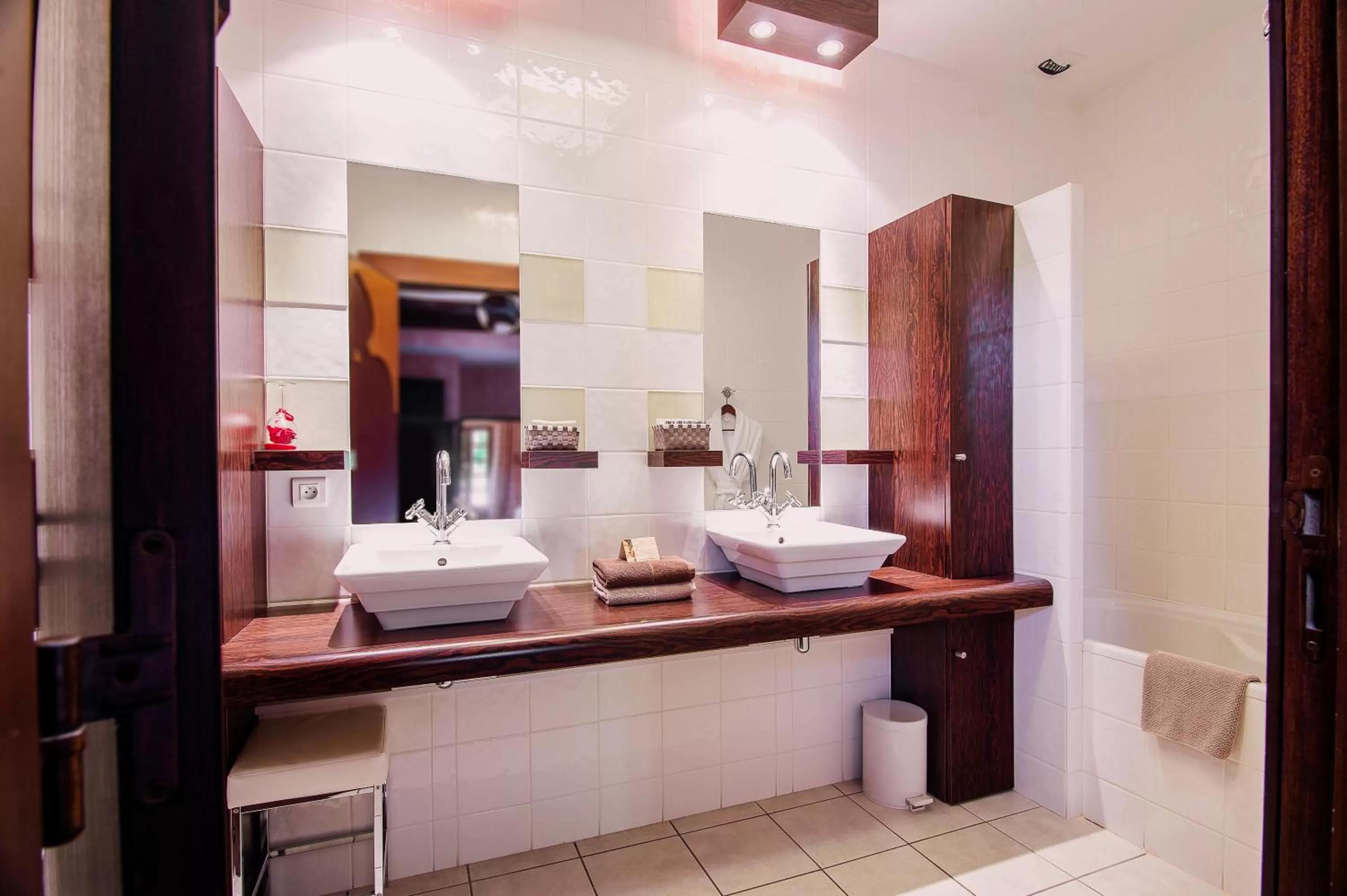 Bathroom in Hôtel Au Logis des Remparts