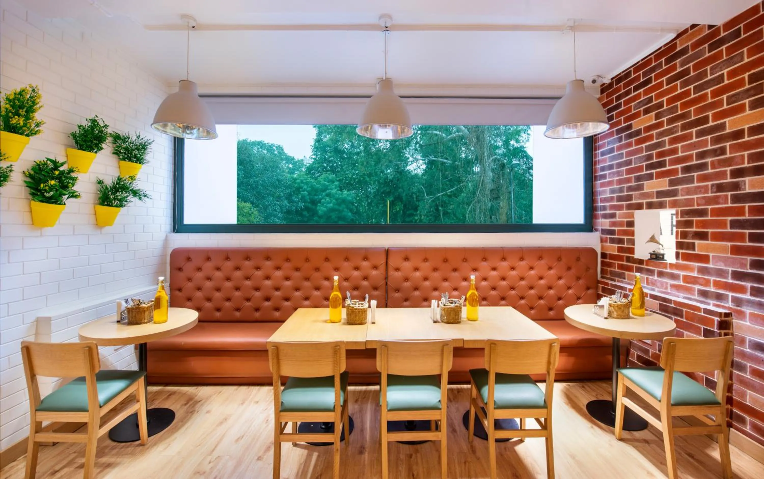 Restaurant/places to eat in bloomrooms @ Janpath