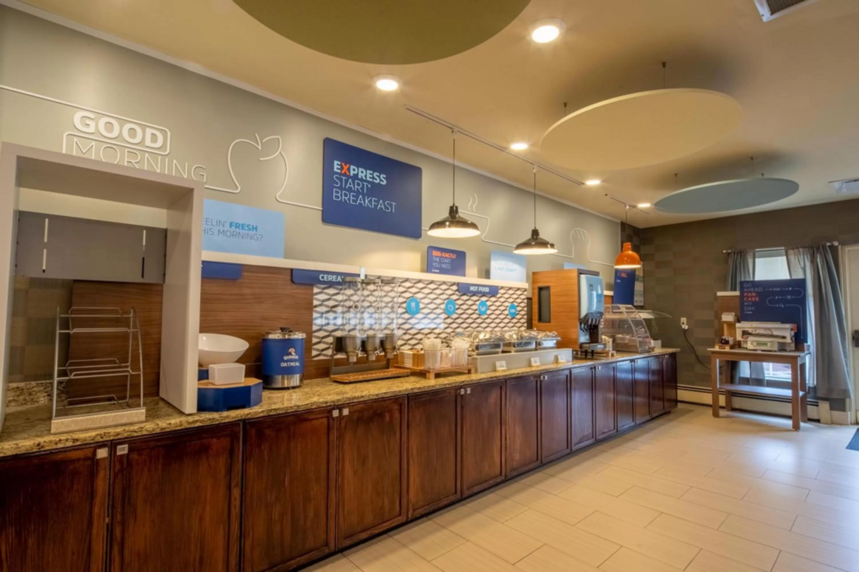 Breakfast in Holiday Inn Express Hotel & Suites Pittsburgh Airport by IHG