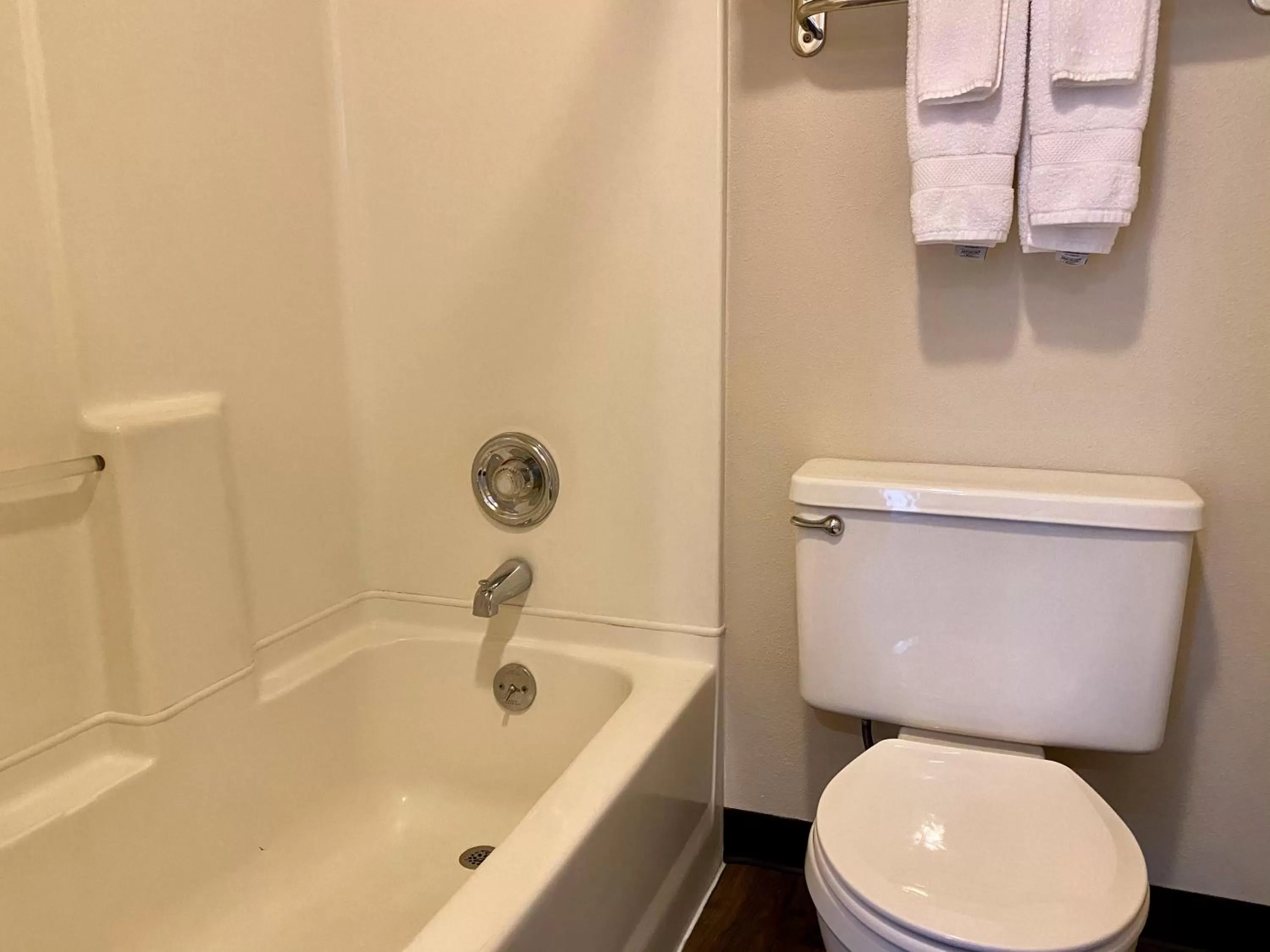 Bathroom in Cousin's Country Inn