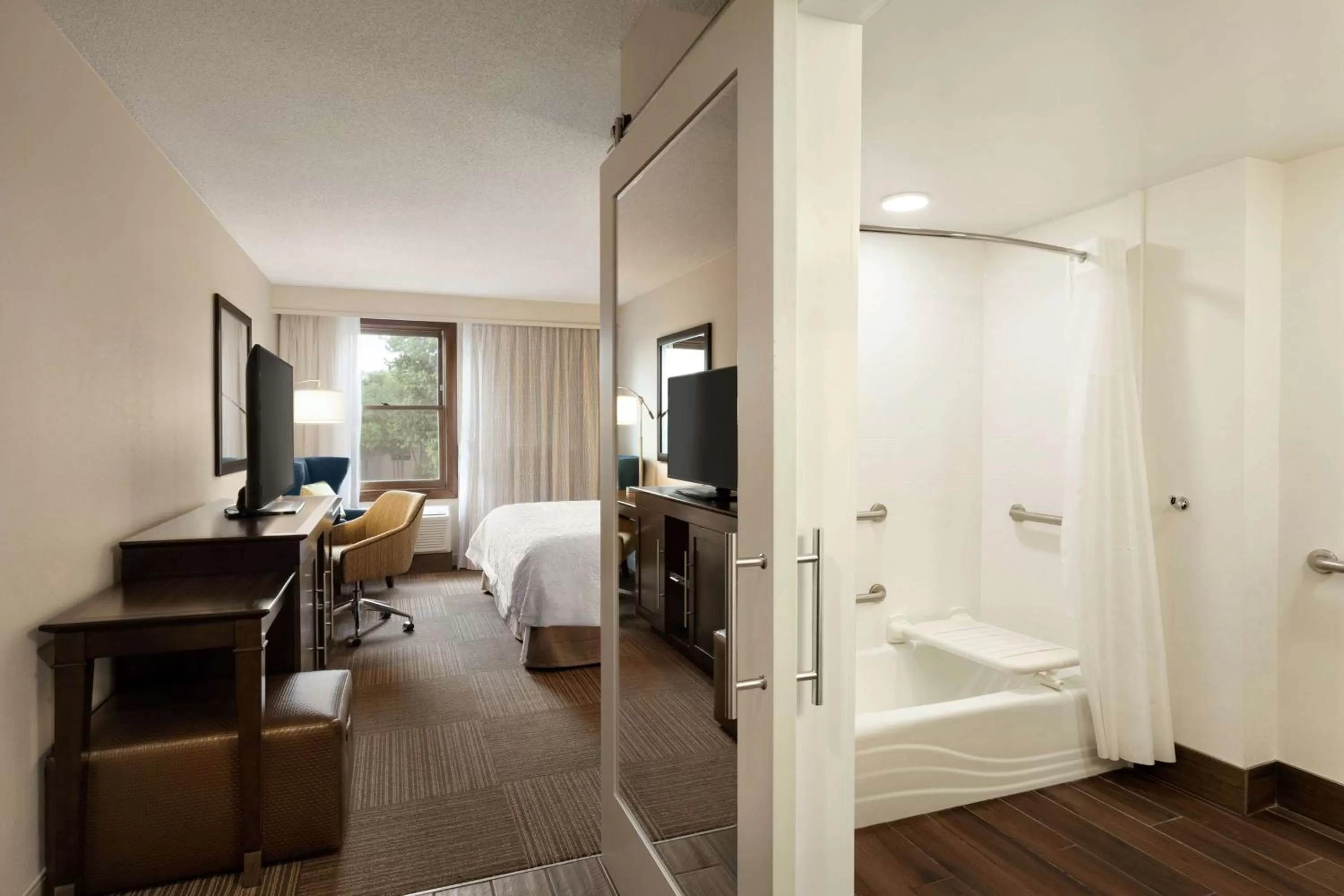 Bathroom, Bed in Hampton Inn and Suites Springdale