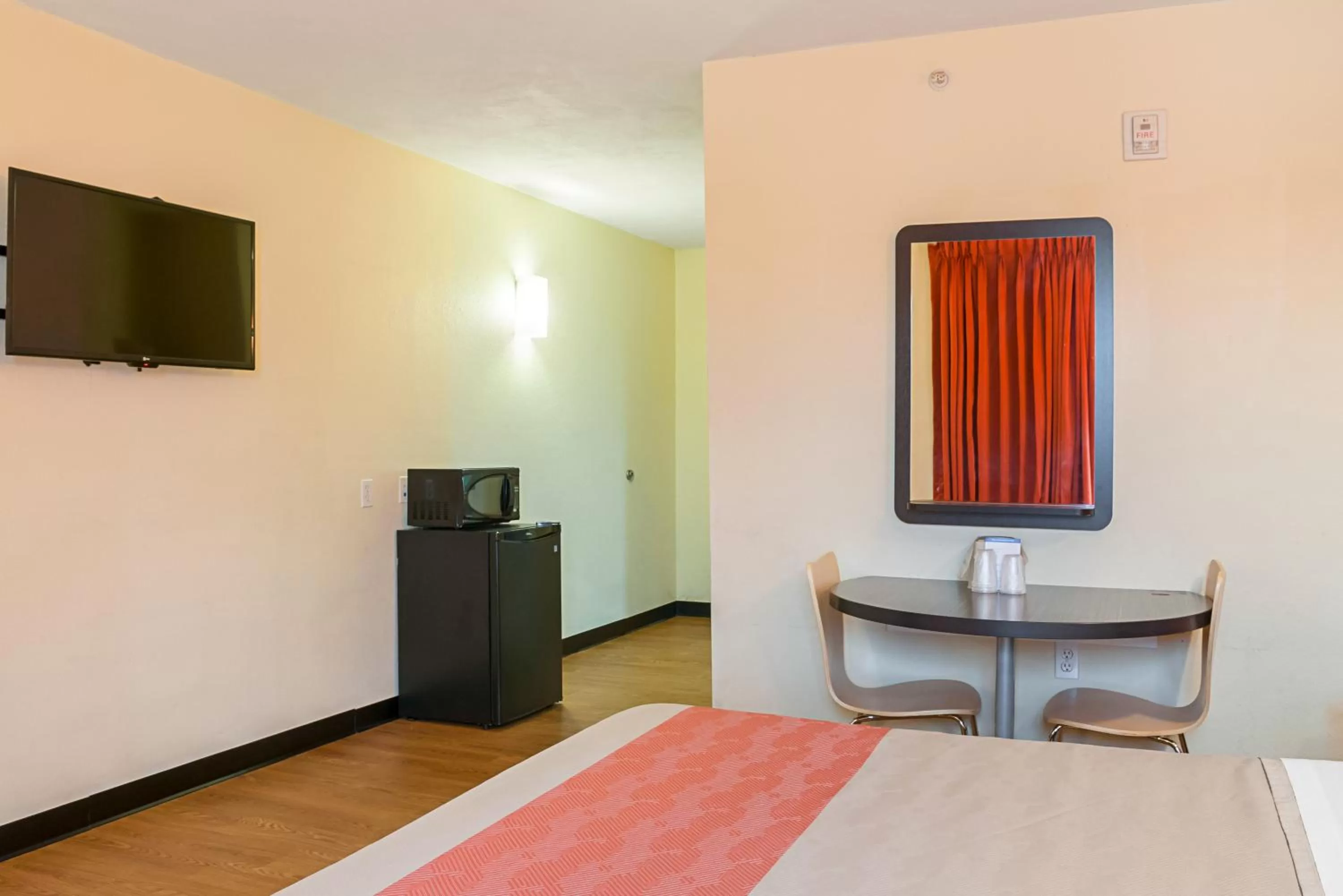 Bedroom, Bed in Motel 6-New Orleans, LA - Near Downtown