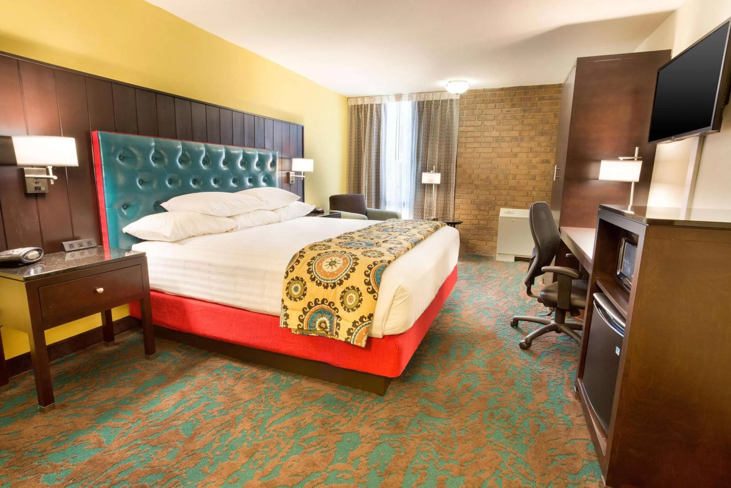 Deluxe King Room - Accessible, Roll-in Shower in Pear Tree Inn San Antonio Airport