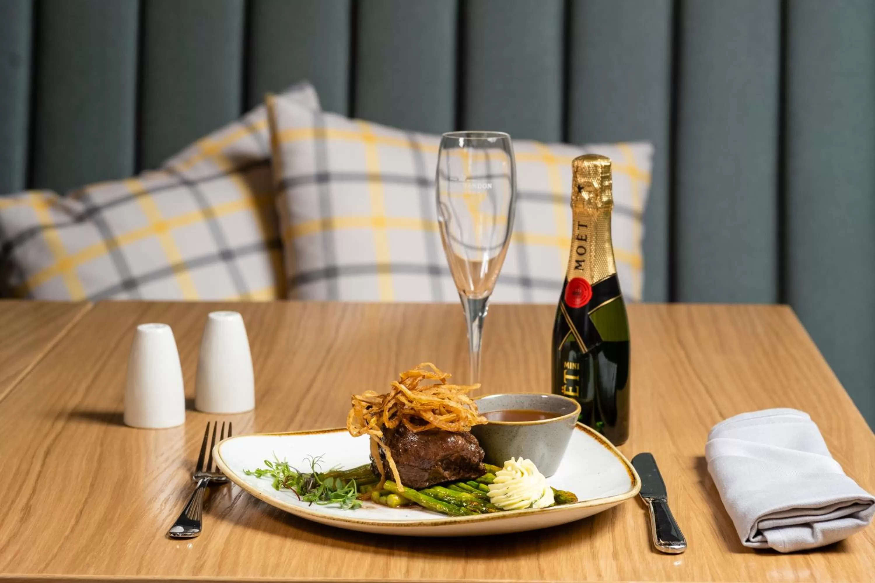 Food and drinks in Holiday Inn Bucharest - Times by IHG