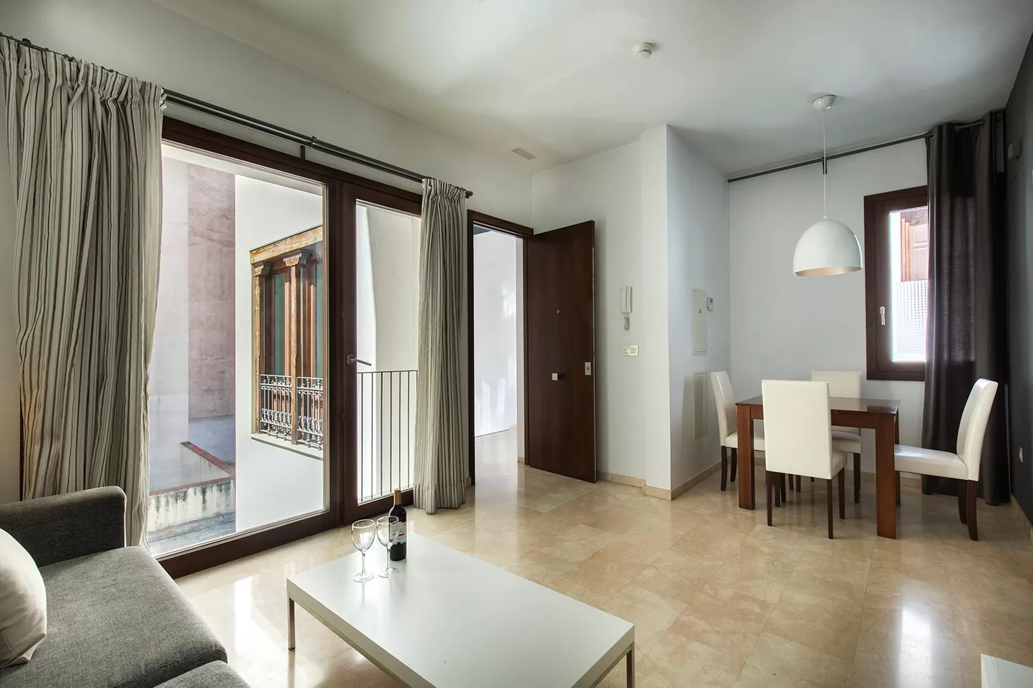 Coffee/tea facilities in tuGuest Elvira Suites