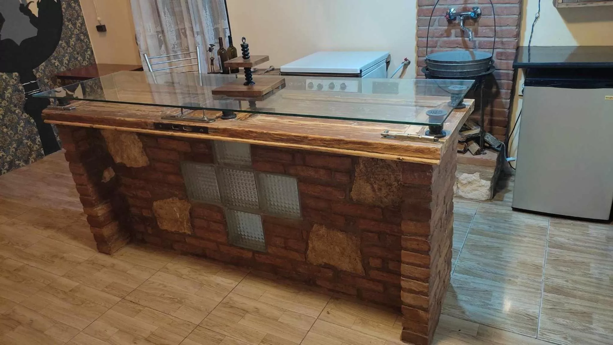 Living room, Kitchen/Kitchenette in Book Hotel