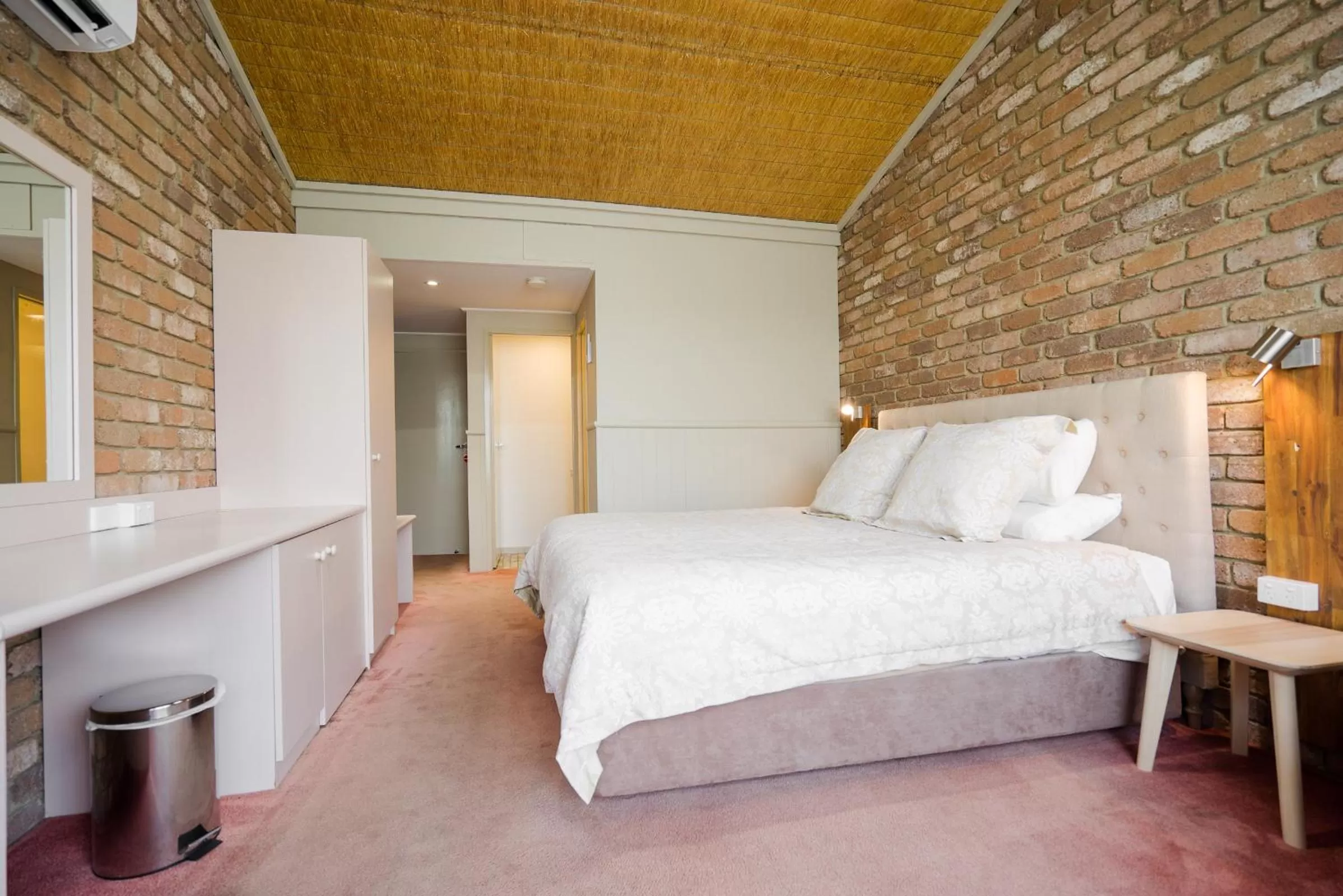 Bedroom, Bed in Farnham Court Motel and Restaurant