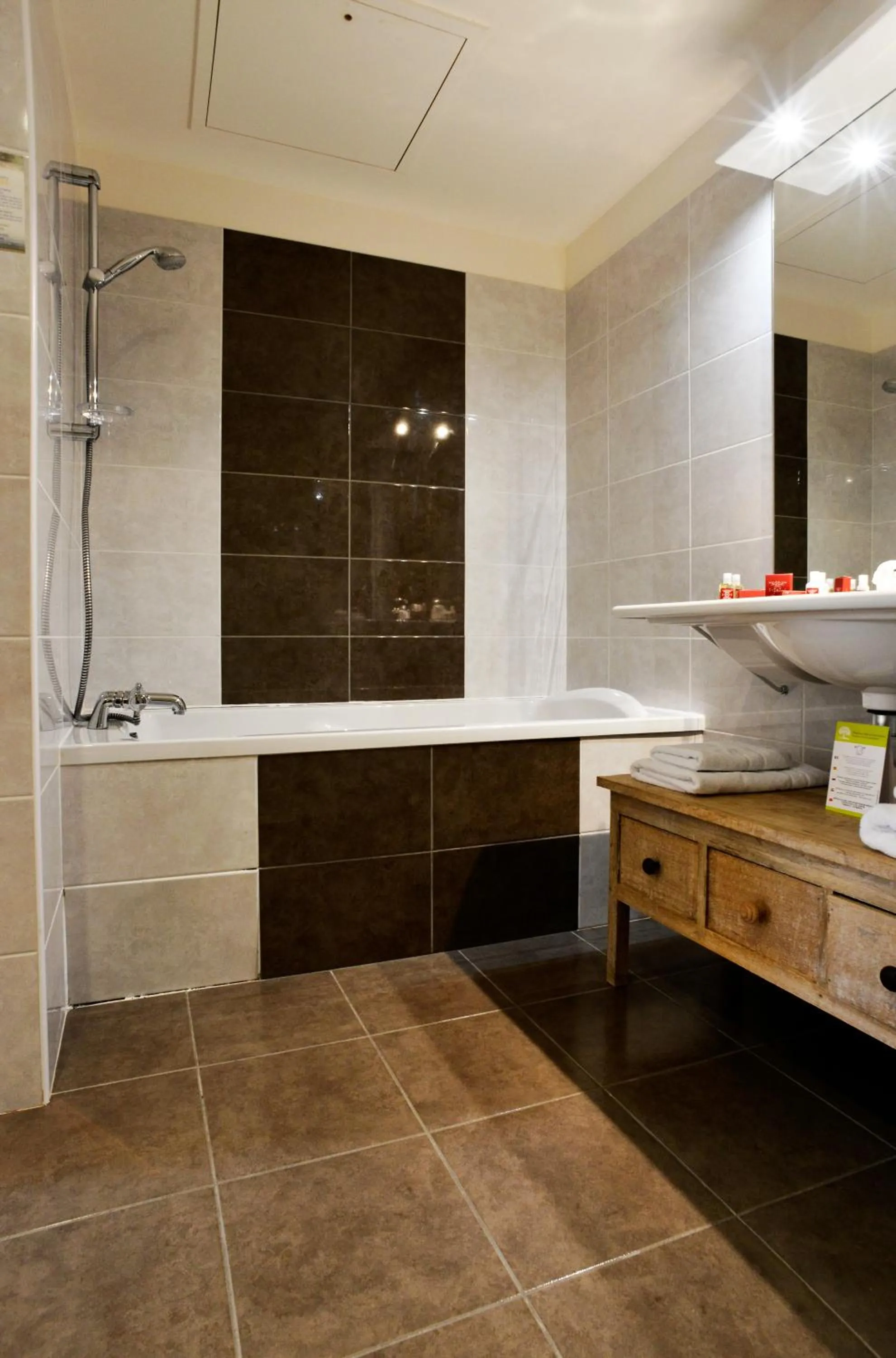 Bathroom in Almoria Hôtel & SPA