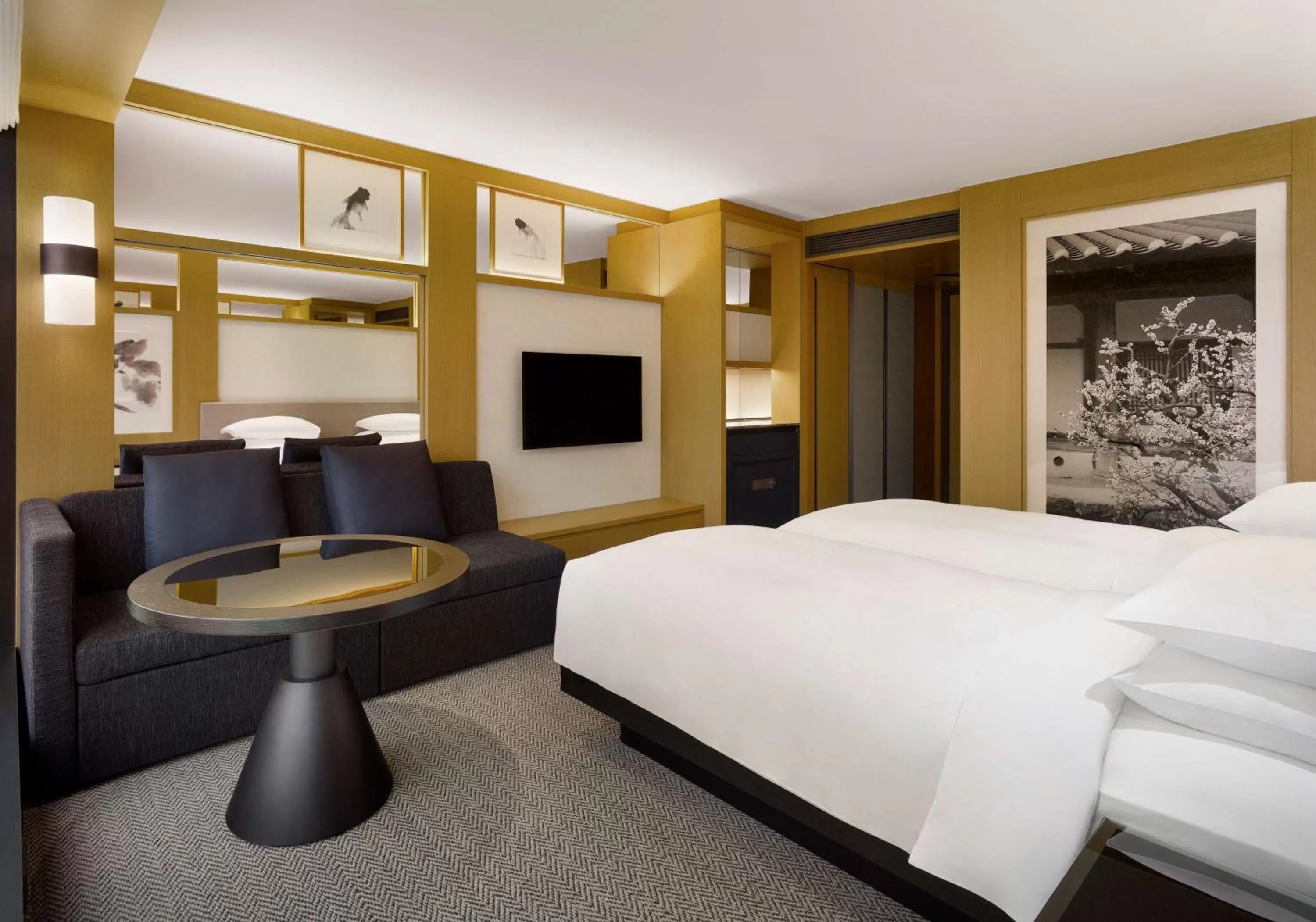 Photo of the whole room, Bed in Grand Hyatt Seoul