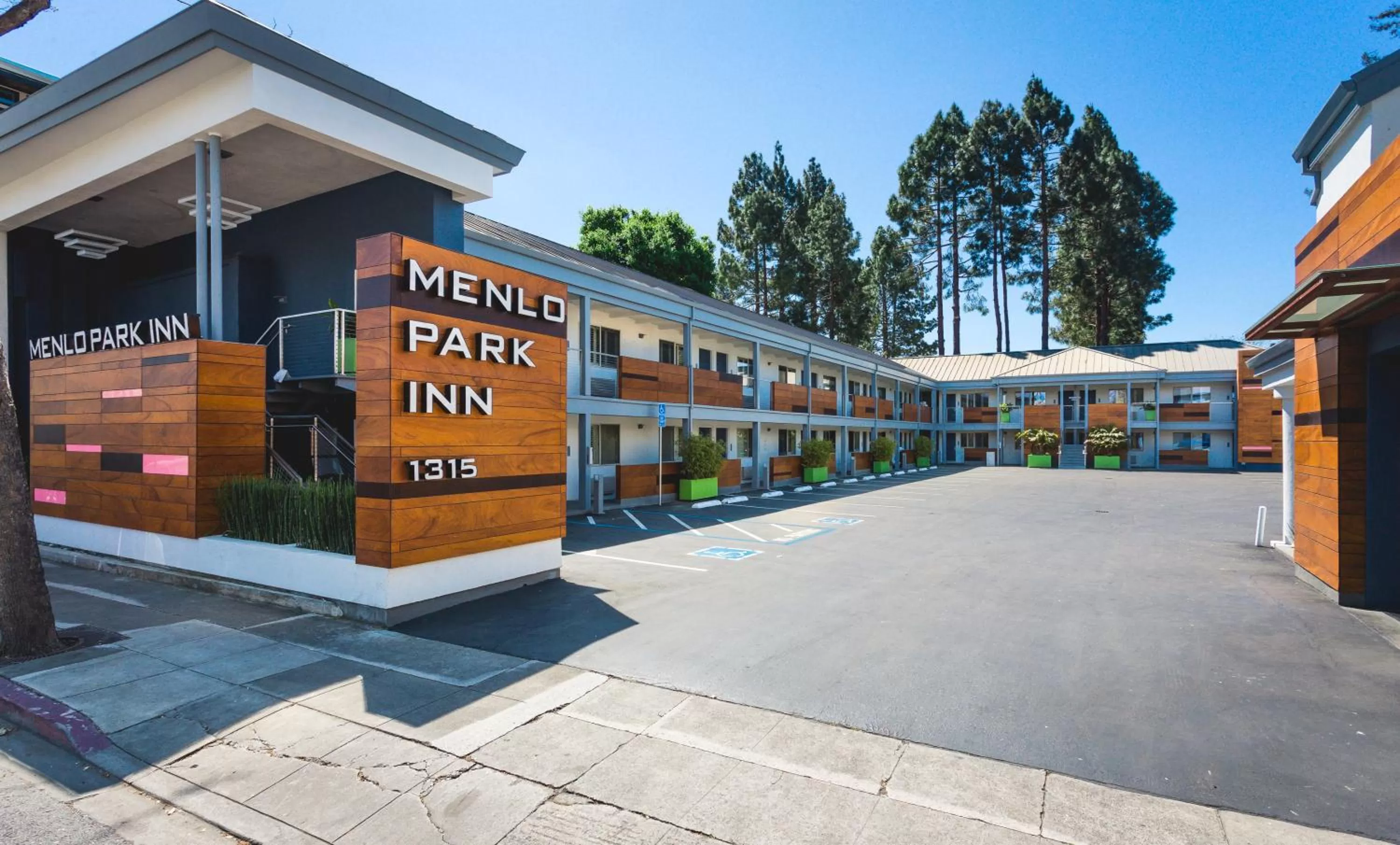 Property building in Menlo Park Inn