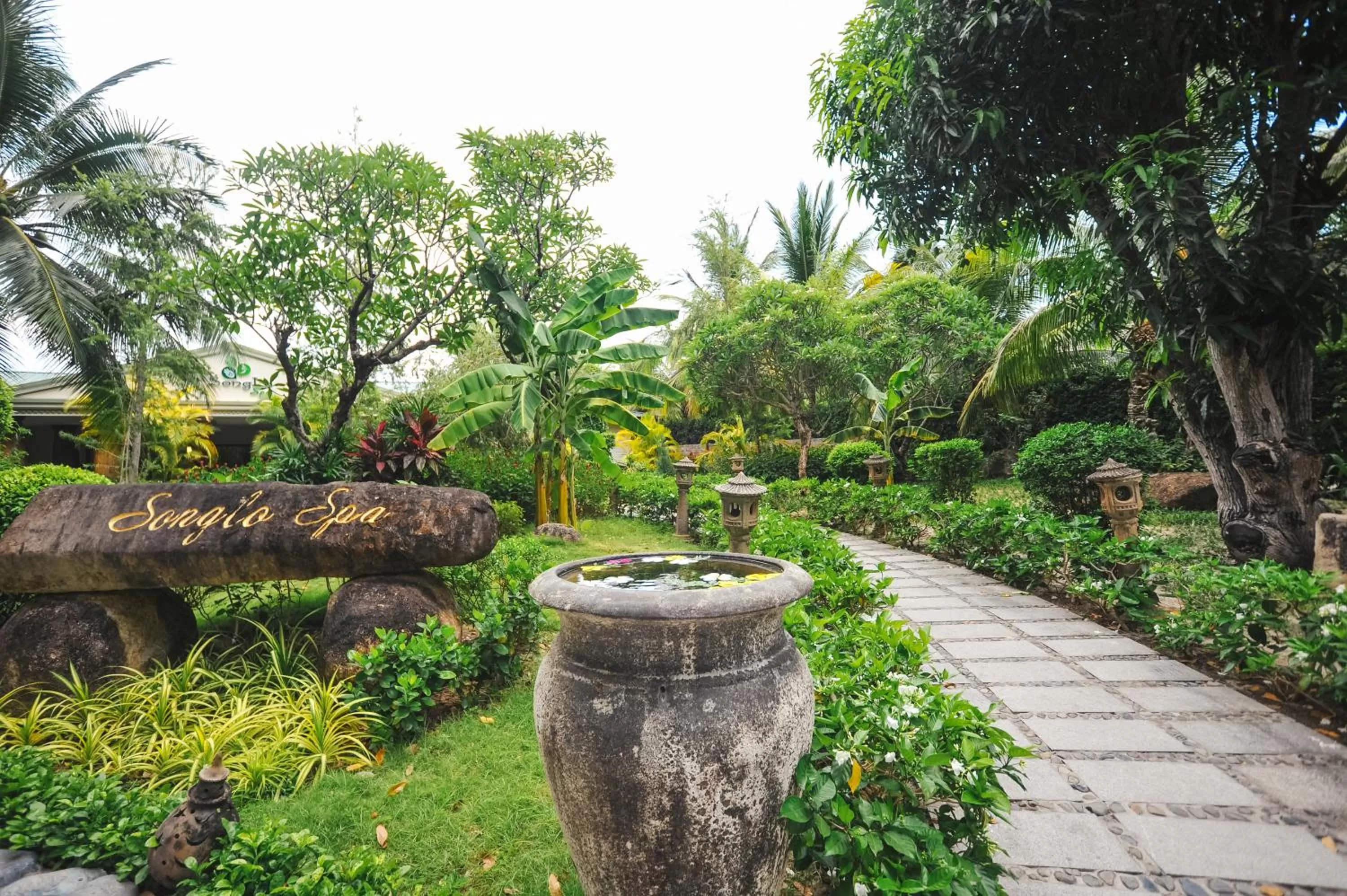 Garden in Diamond Bay Resort & Spa