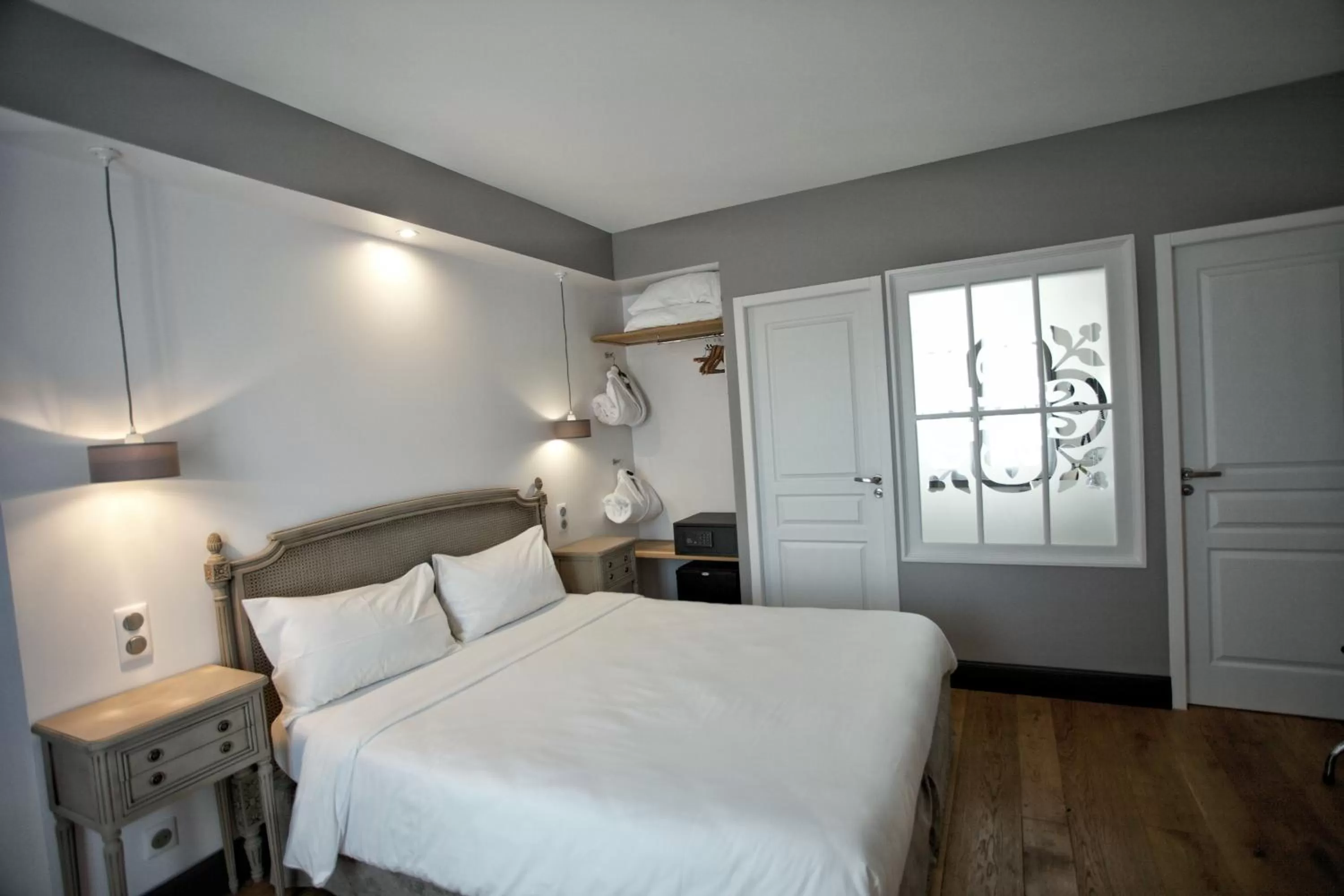 Photo of the whole room, Bed in Hôtel Henri IV