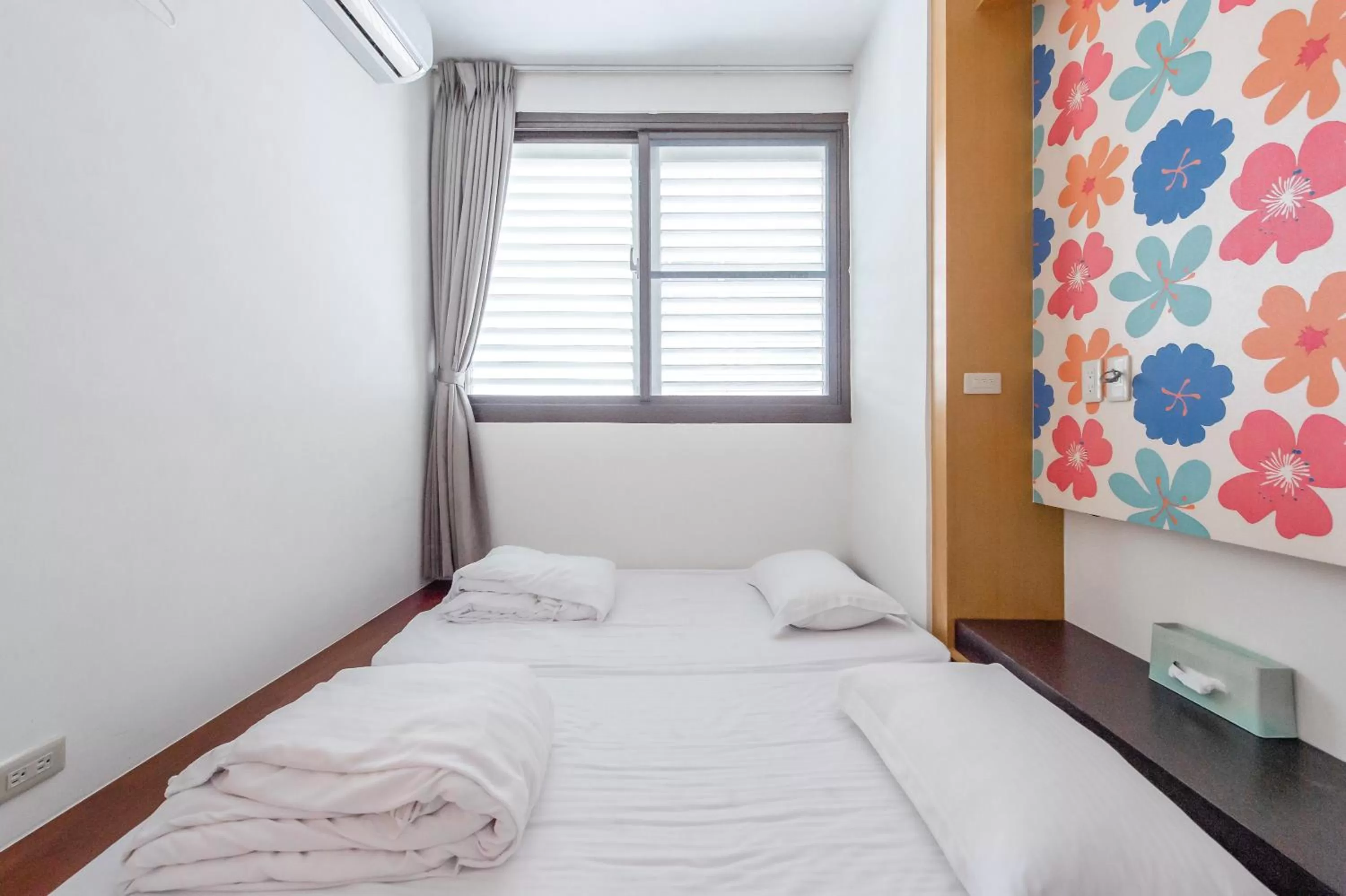 Photo of the whole room, Bed in lightness Station Inn