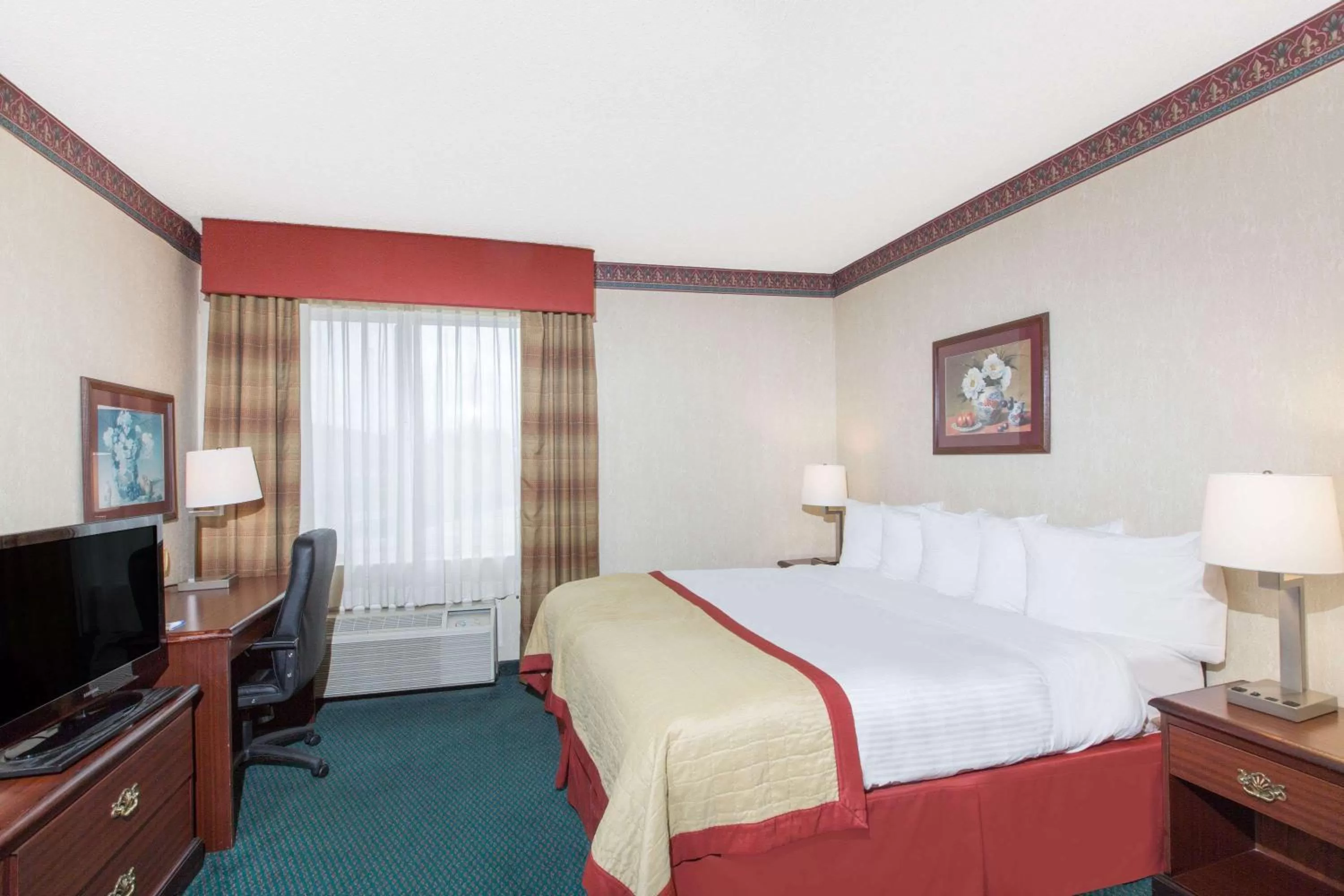 Photo of the whole room, Bed in Baymont by Wyndham Jonesboro