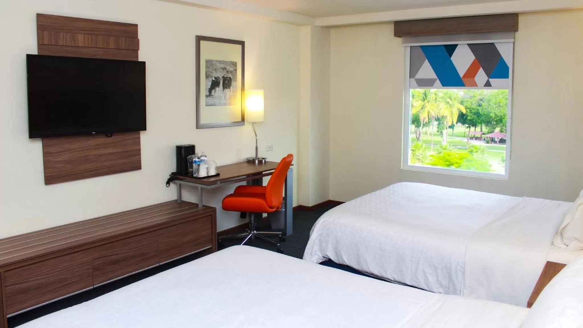 Photo of the whole room, Bed in Holiday Inn Express Culiacan by IHG