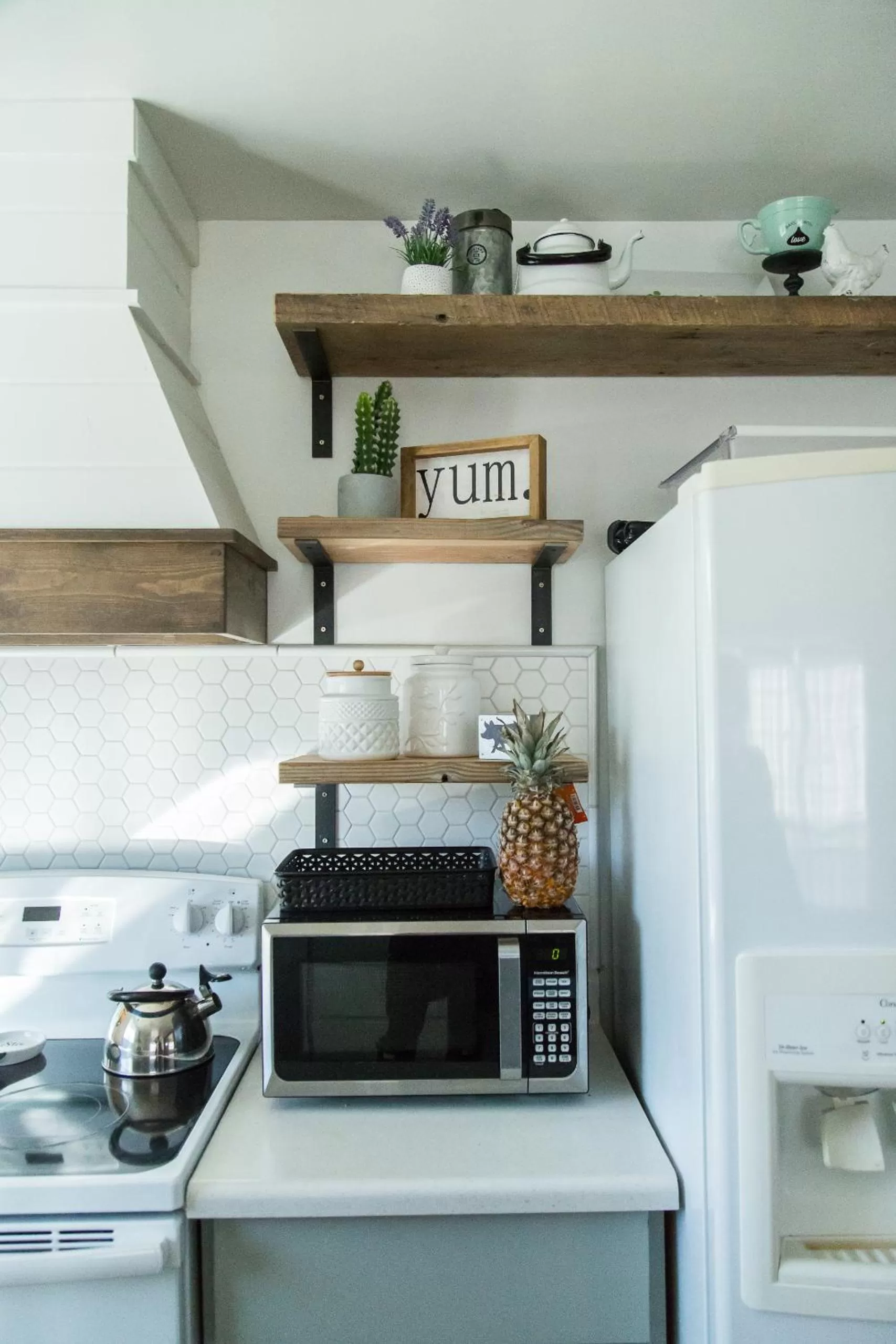 Dining area, Kitchen/Kitchenette in Happy Trails BnB