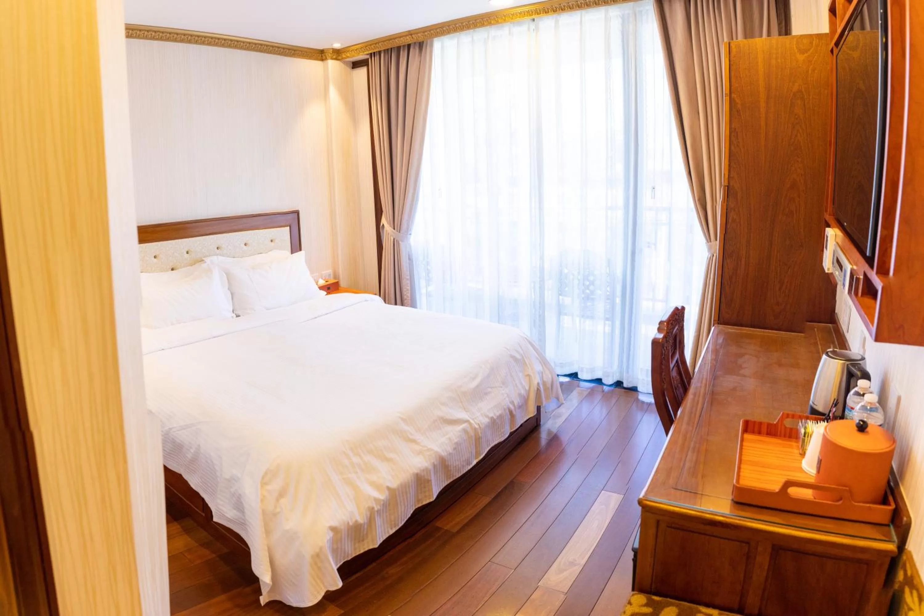 Bed in The Allen Hotel