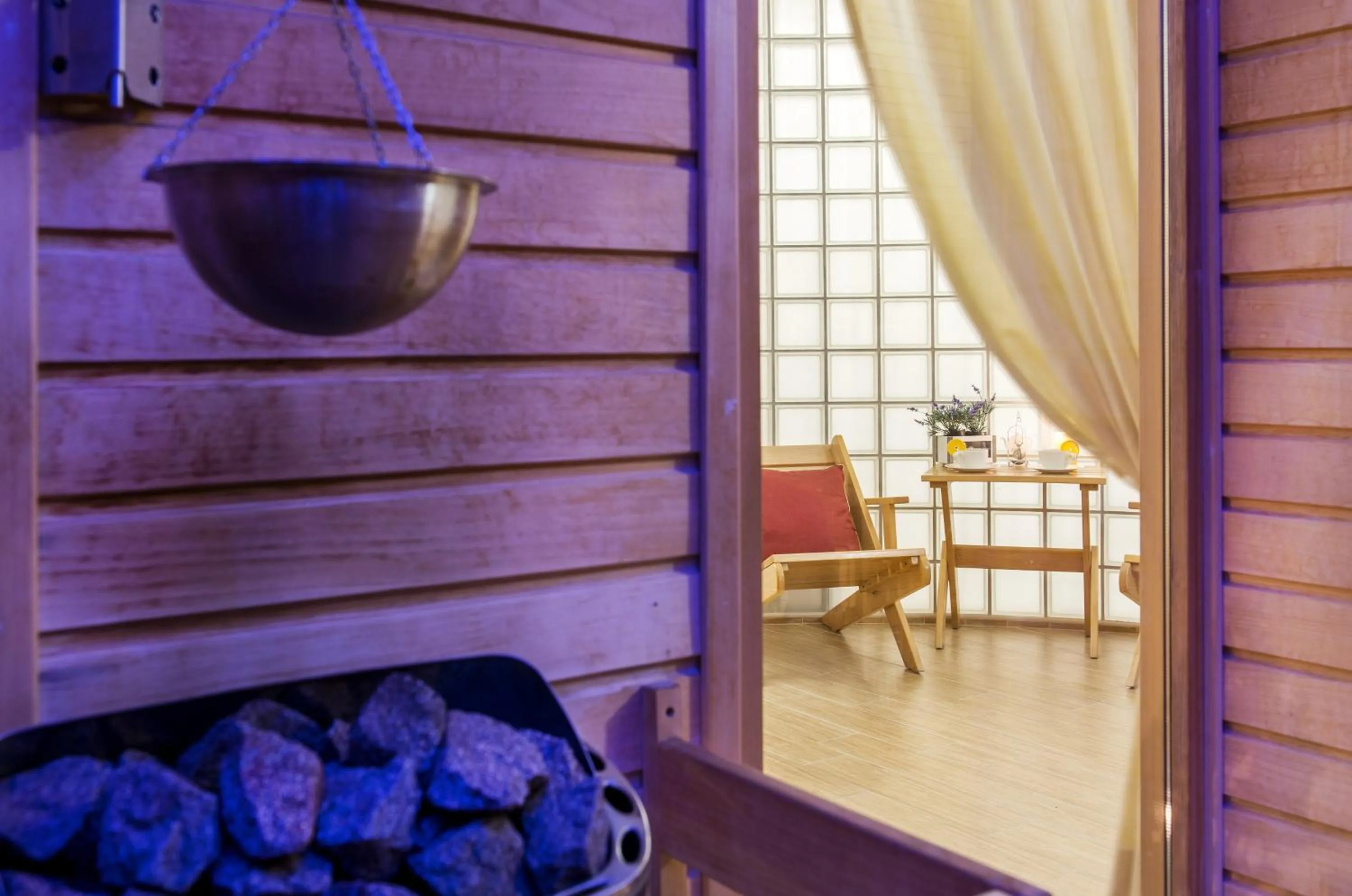 Hot Tub in Boutique Hotel Seven Days