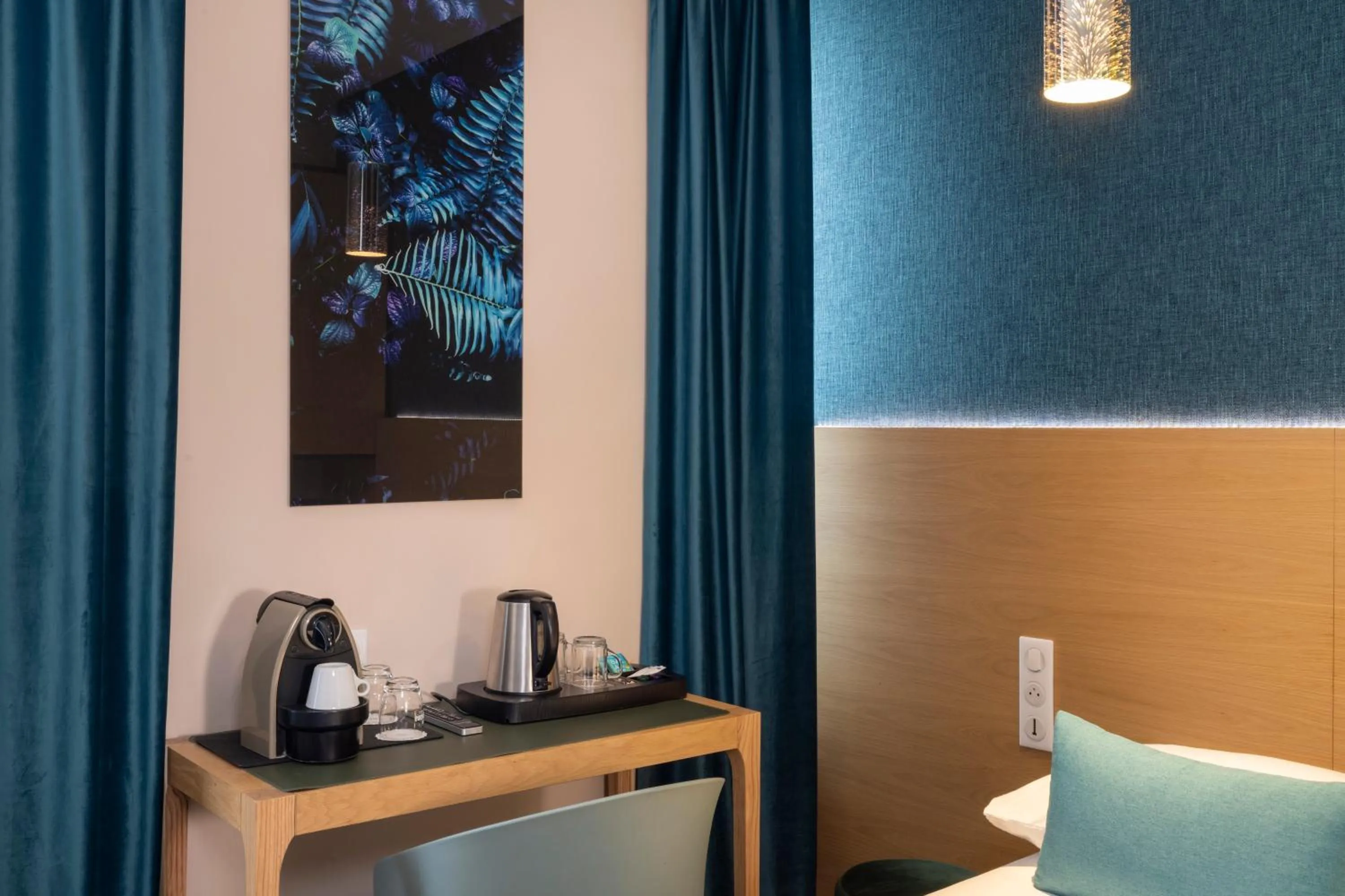 Coffee/tea facilities in Hôtel Elixir