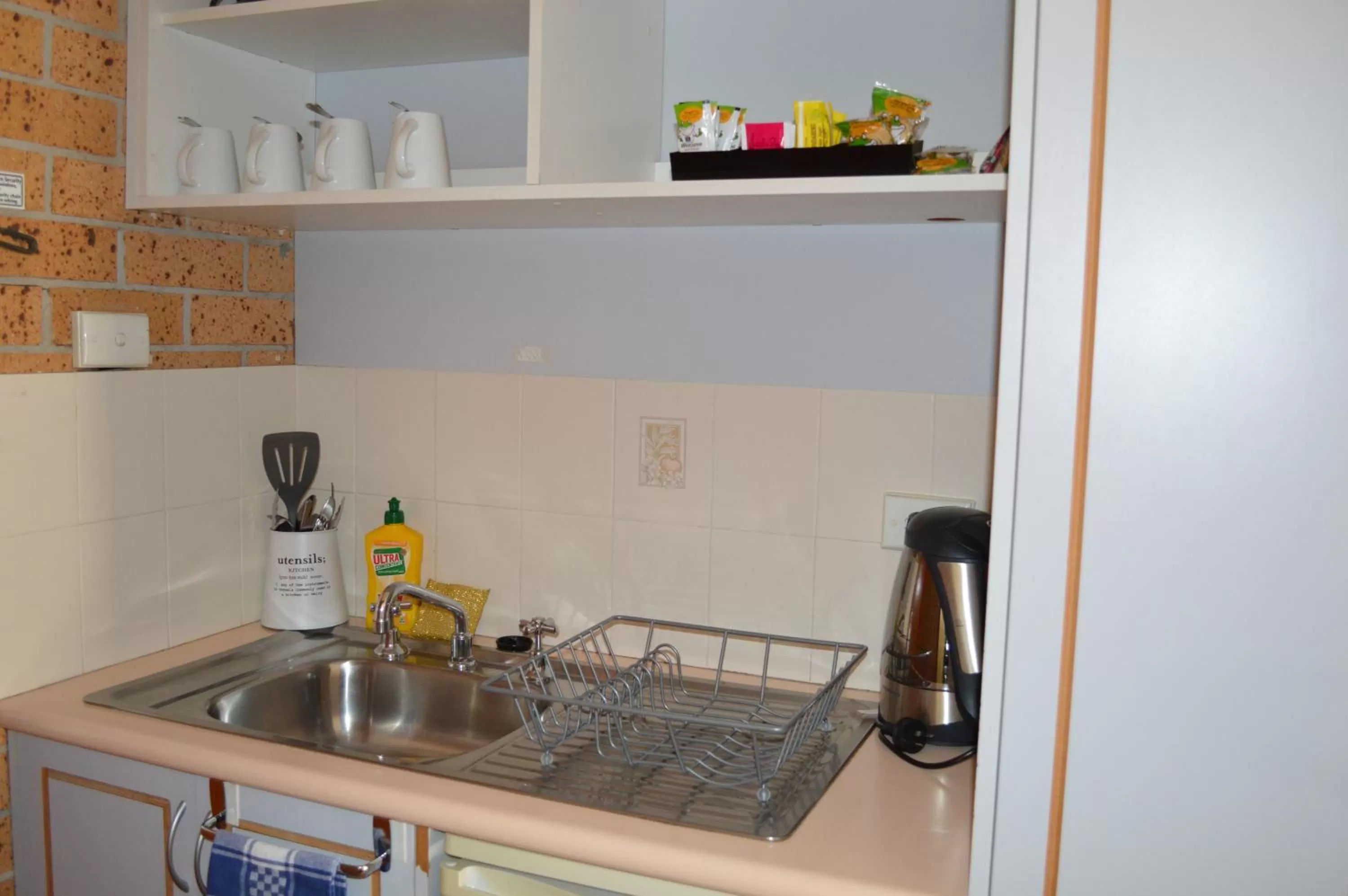 Kitchen or kitchenette in Port O'Call Motel