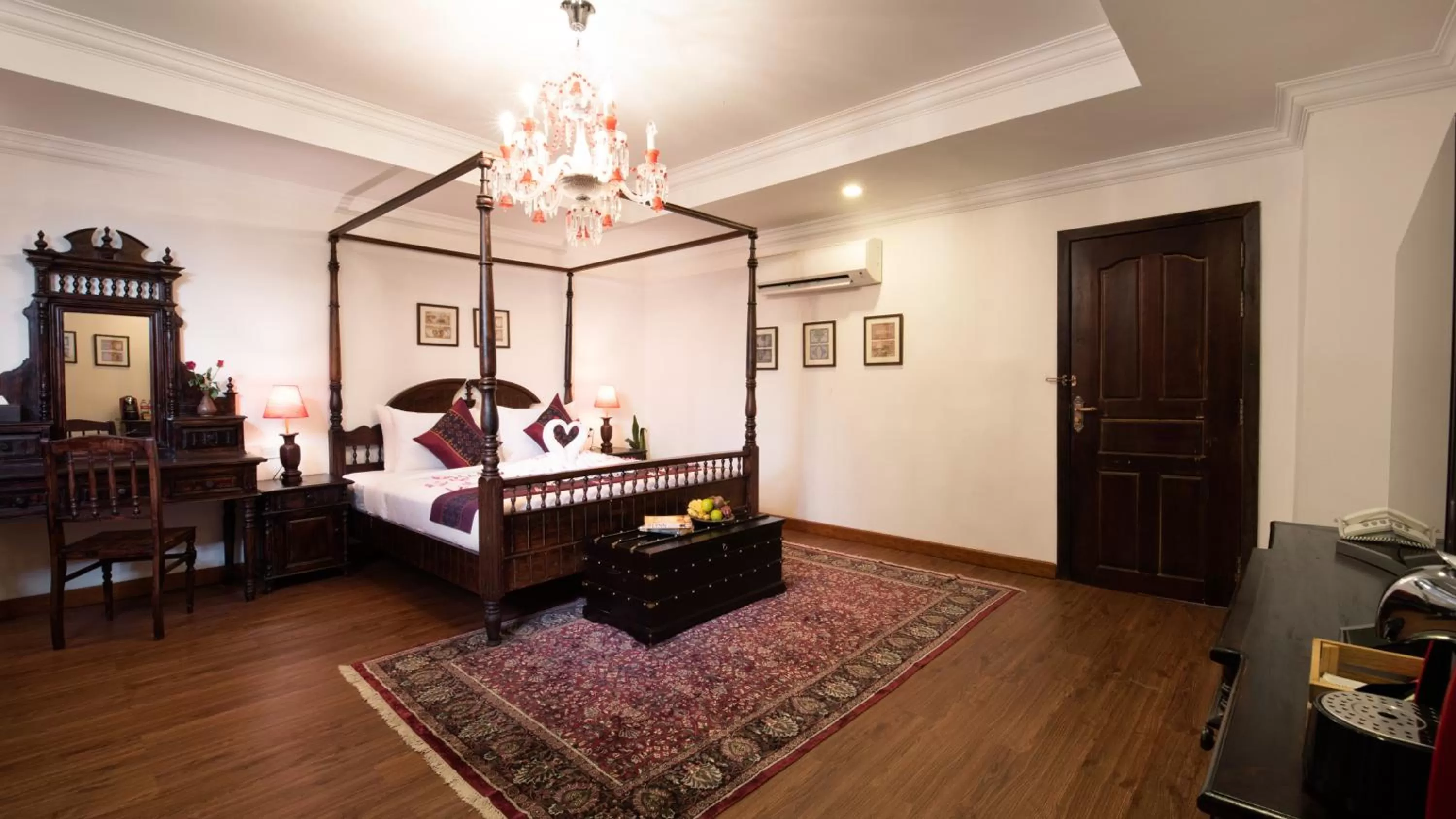 Photo of the whole room in Mane Colonial Classic