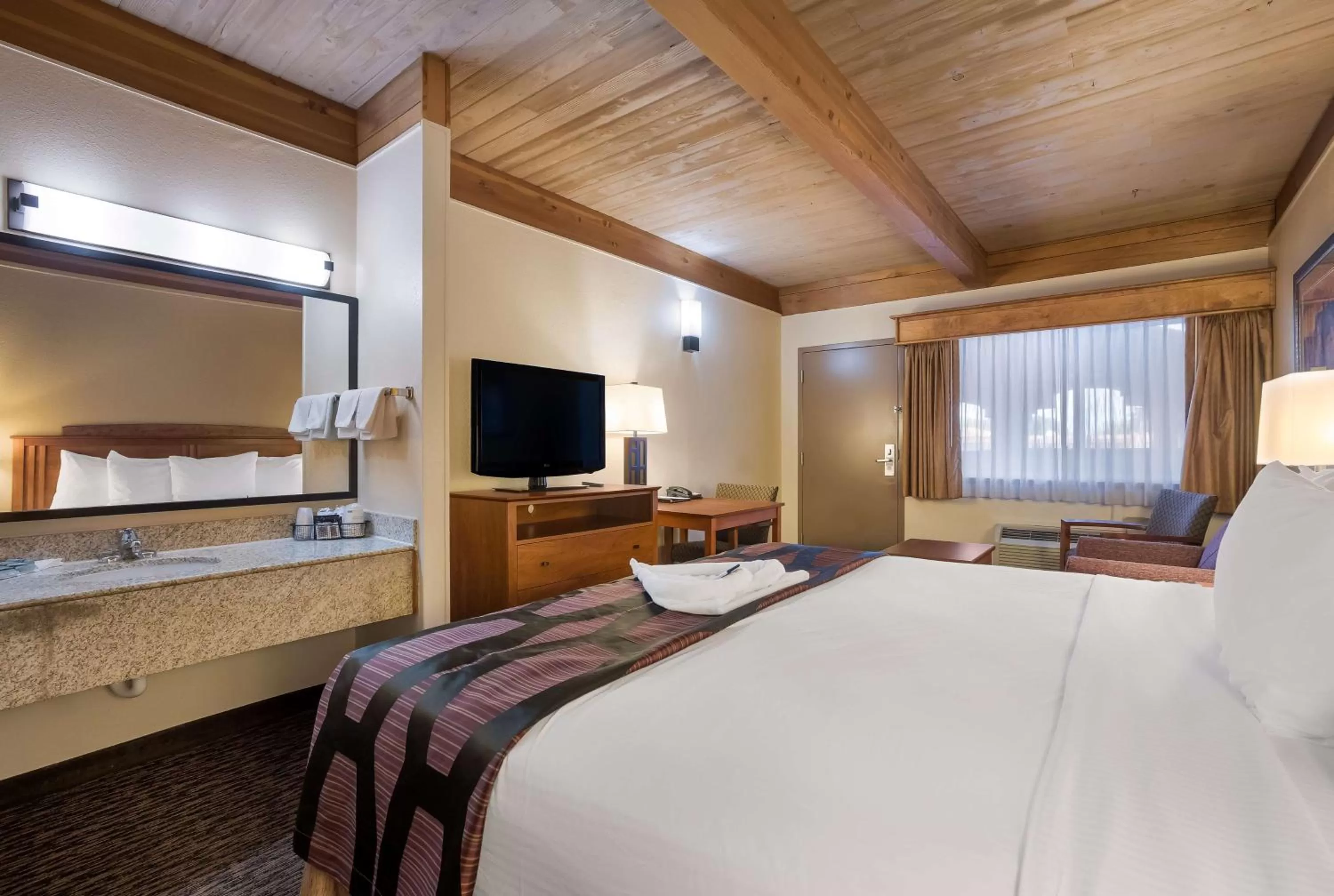 Bedroom, Bed in Best Western Plains Motel