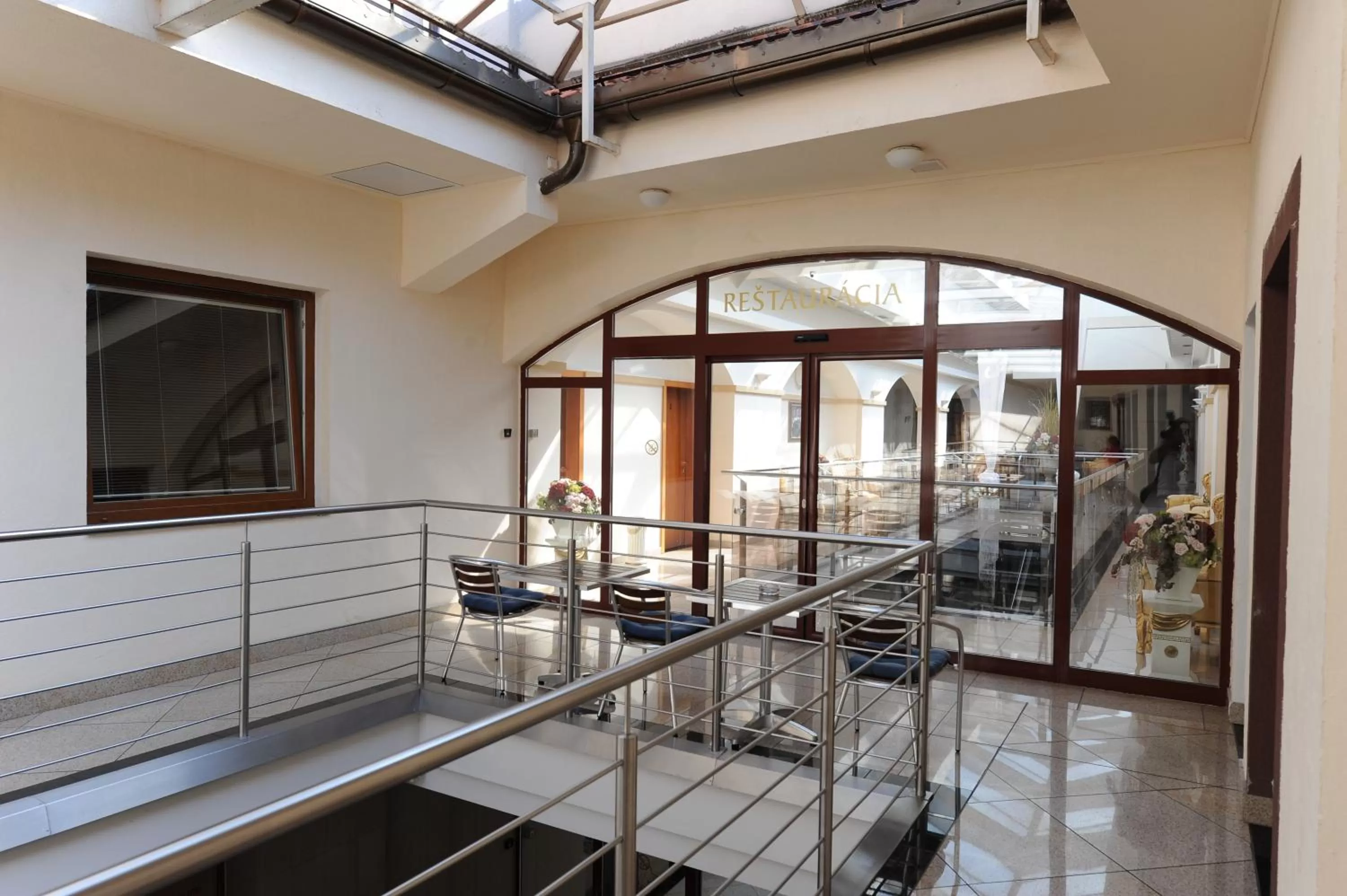 Restaurant/places to eat in Hotel MAXPLAZA