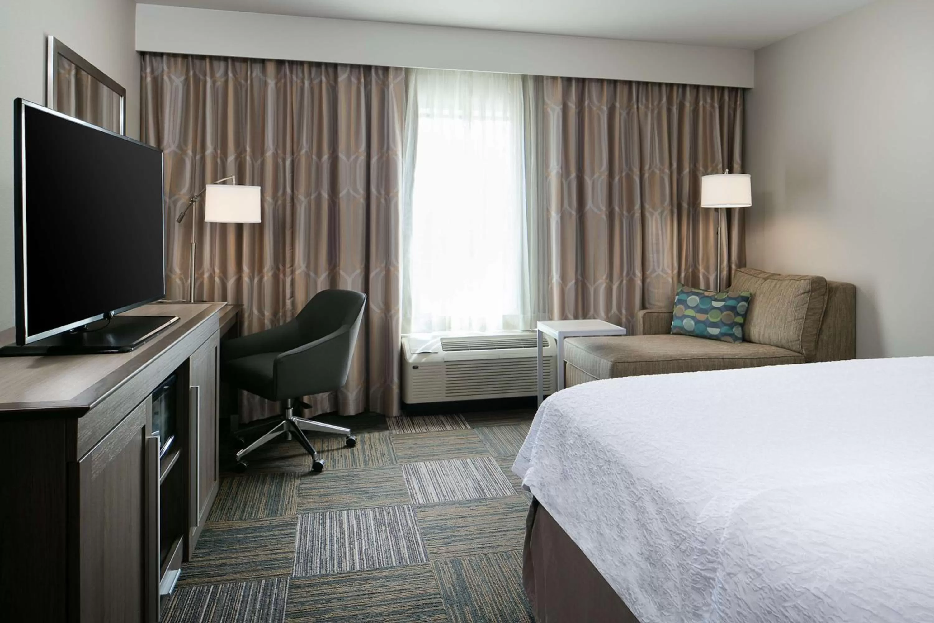 Bedroom, Bed in Hampton Inn & Suites Mason City, IA