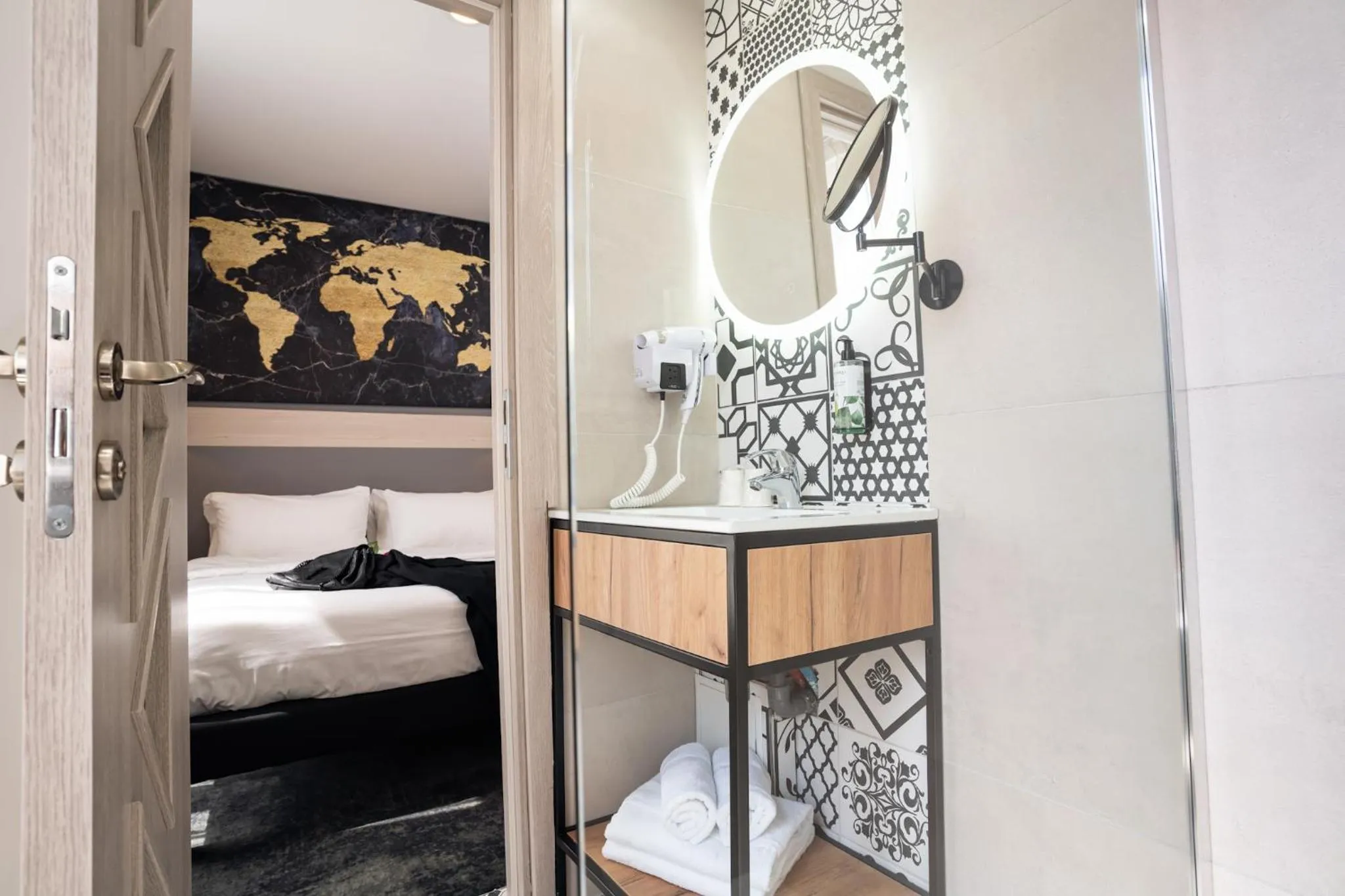 Shower, Bed in Hôtel Univers