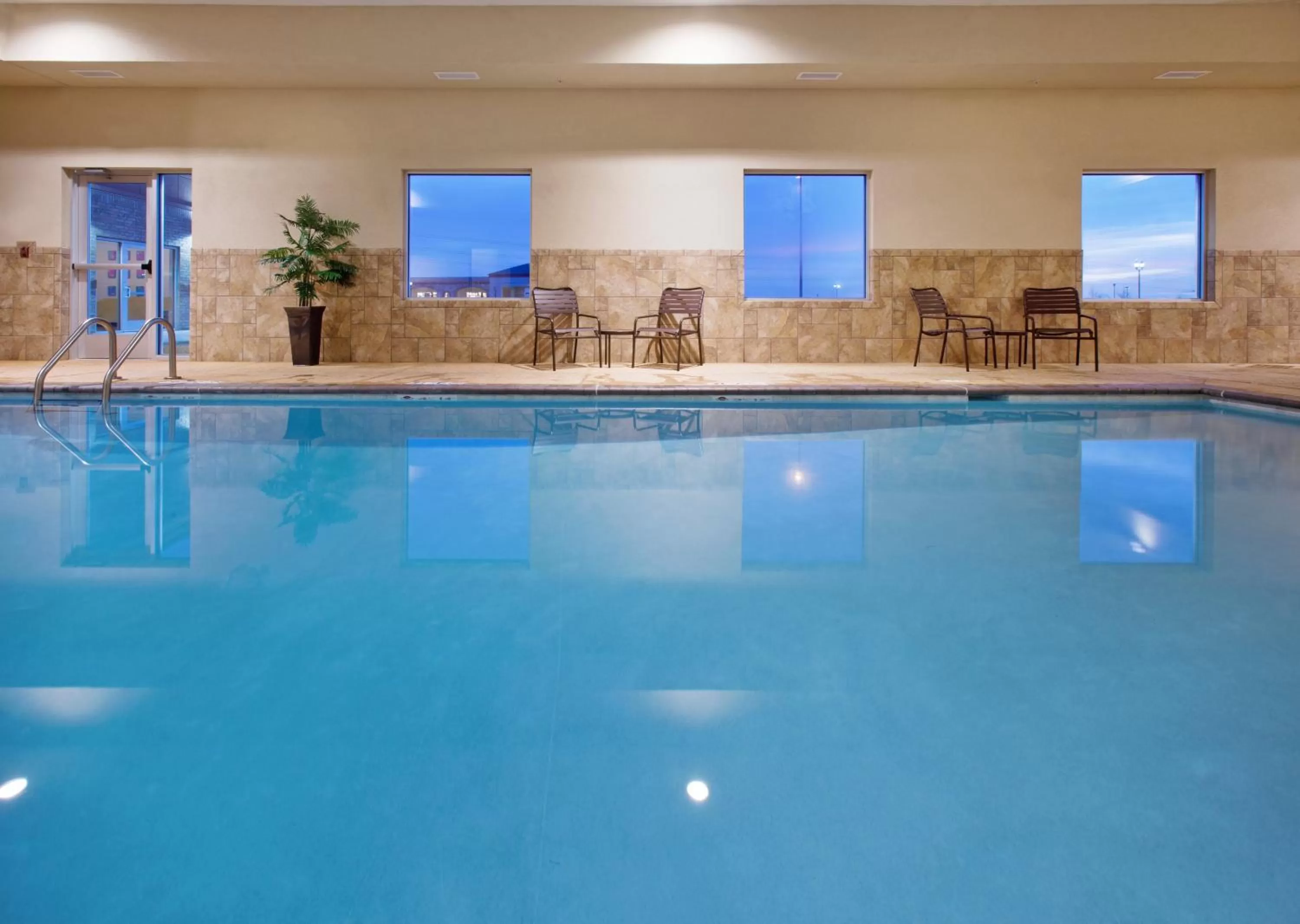 Swimming pool in Holiday Inn Lincoln Southwest by IHG